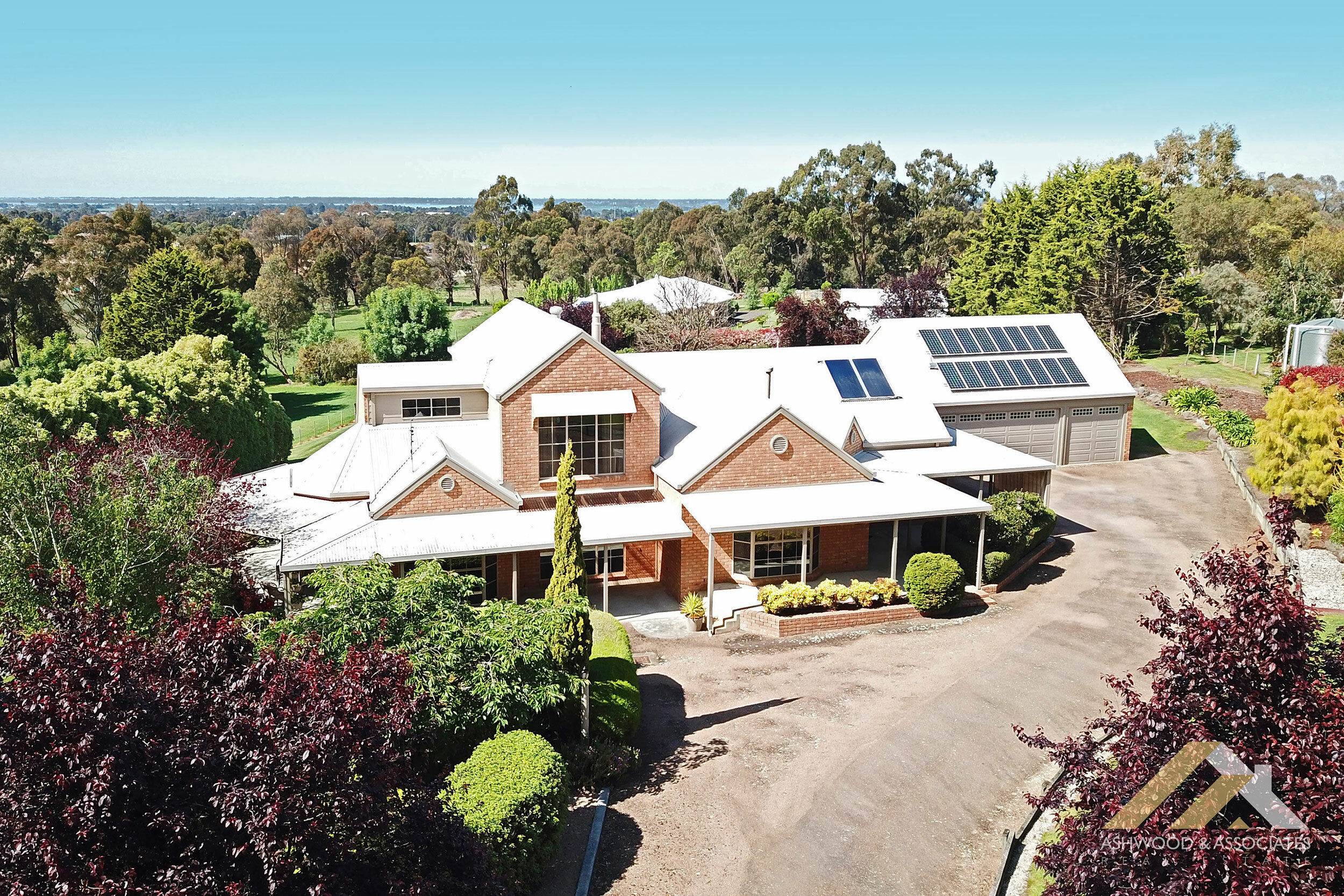 DREAM PROPERTY ON DOYLES Ashwood & Associates Real Estate