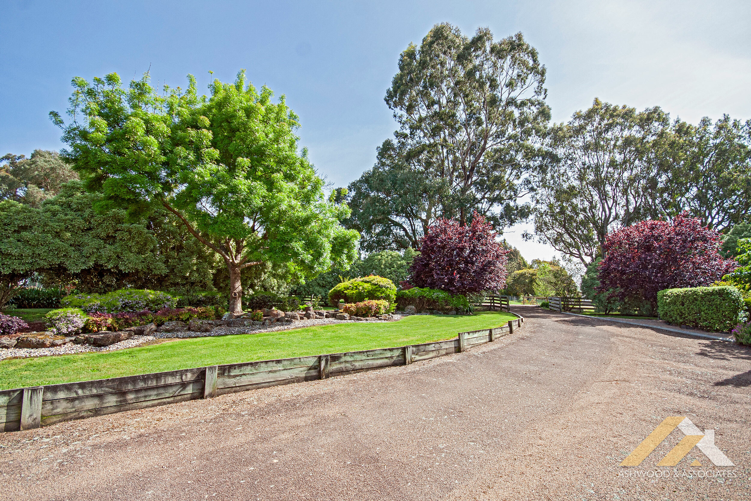 DREAM PROPERTY ON DOYLES Ashwood & Associates Real Estate