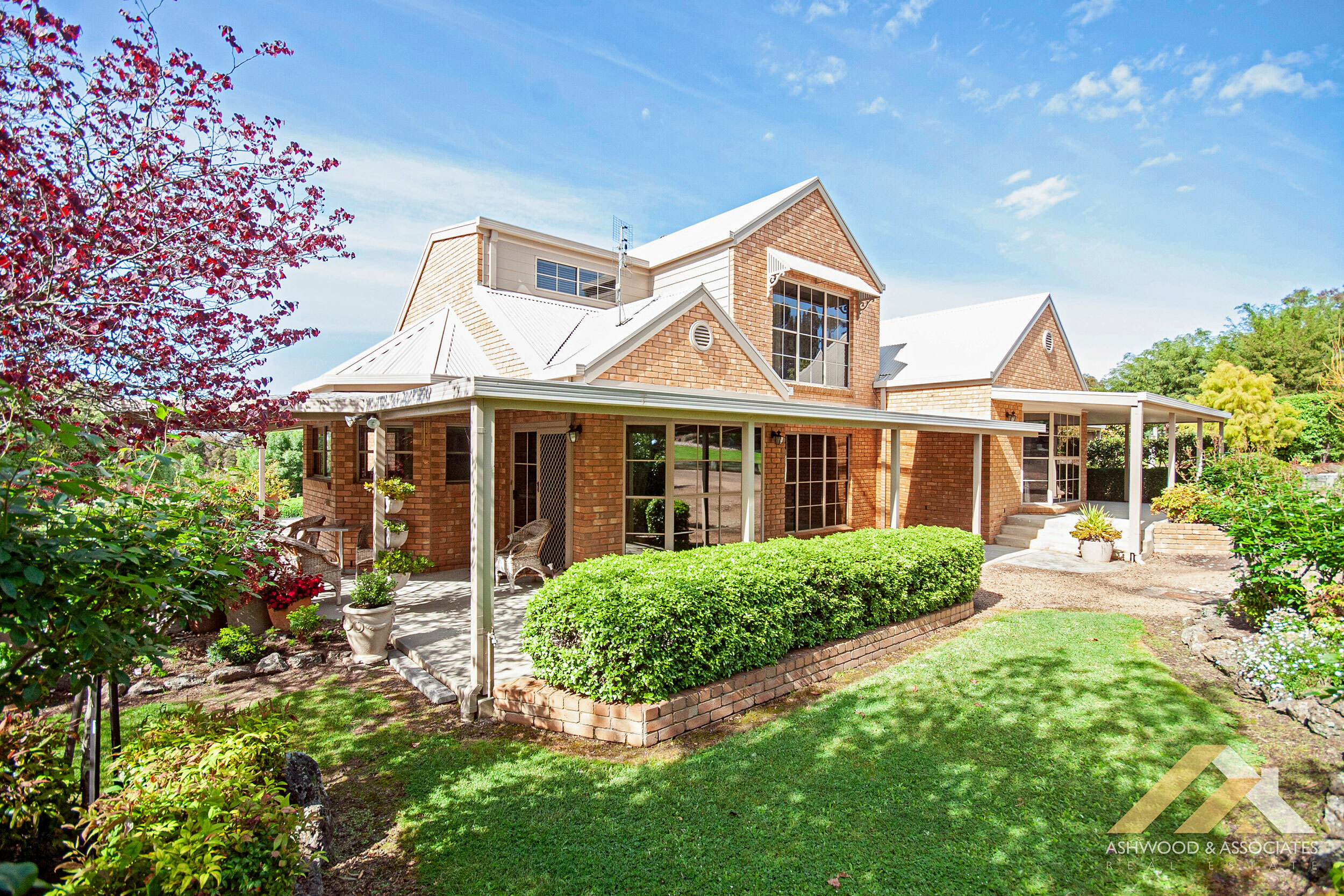 DREAM PROPERTY ON DOYLES Ashwood & Associates Real Estate