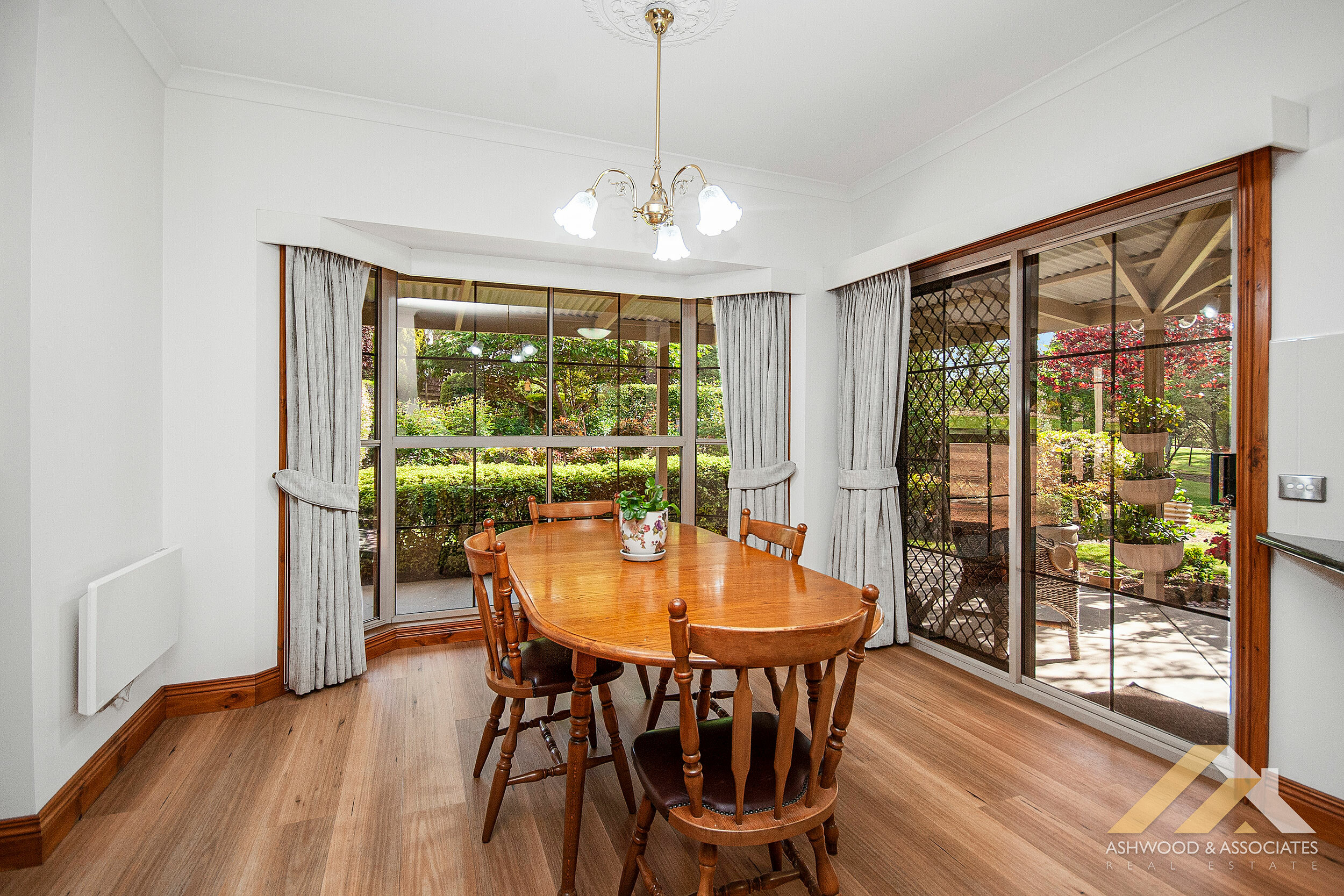 DREAM PROPERTY ON DOYLES Ashwood & Associates Real Estate