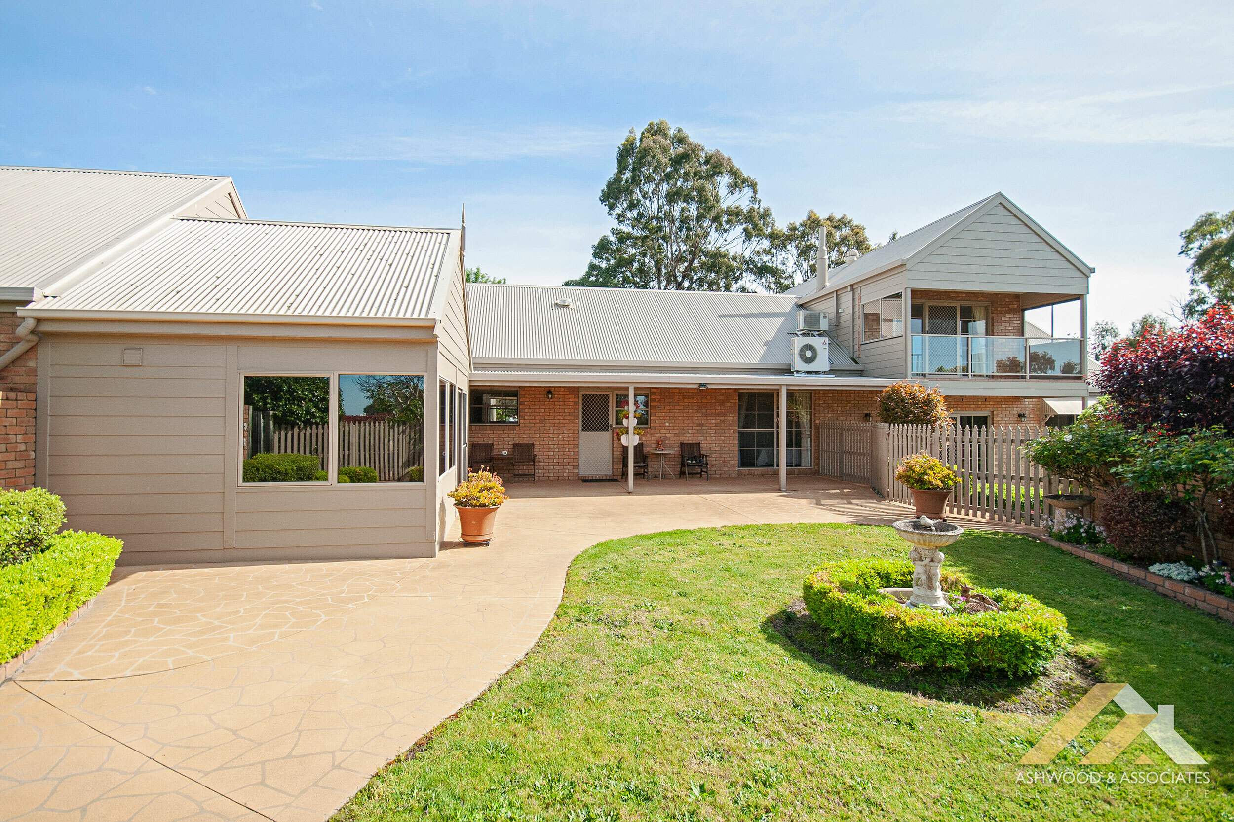 DREAM PROPERTY ON DOYLES Ashwood & Associates Real Estate