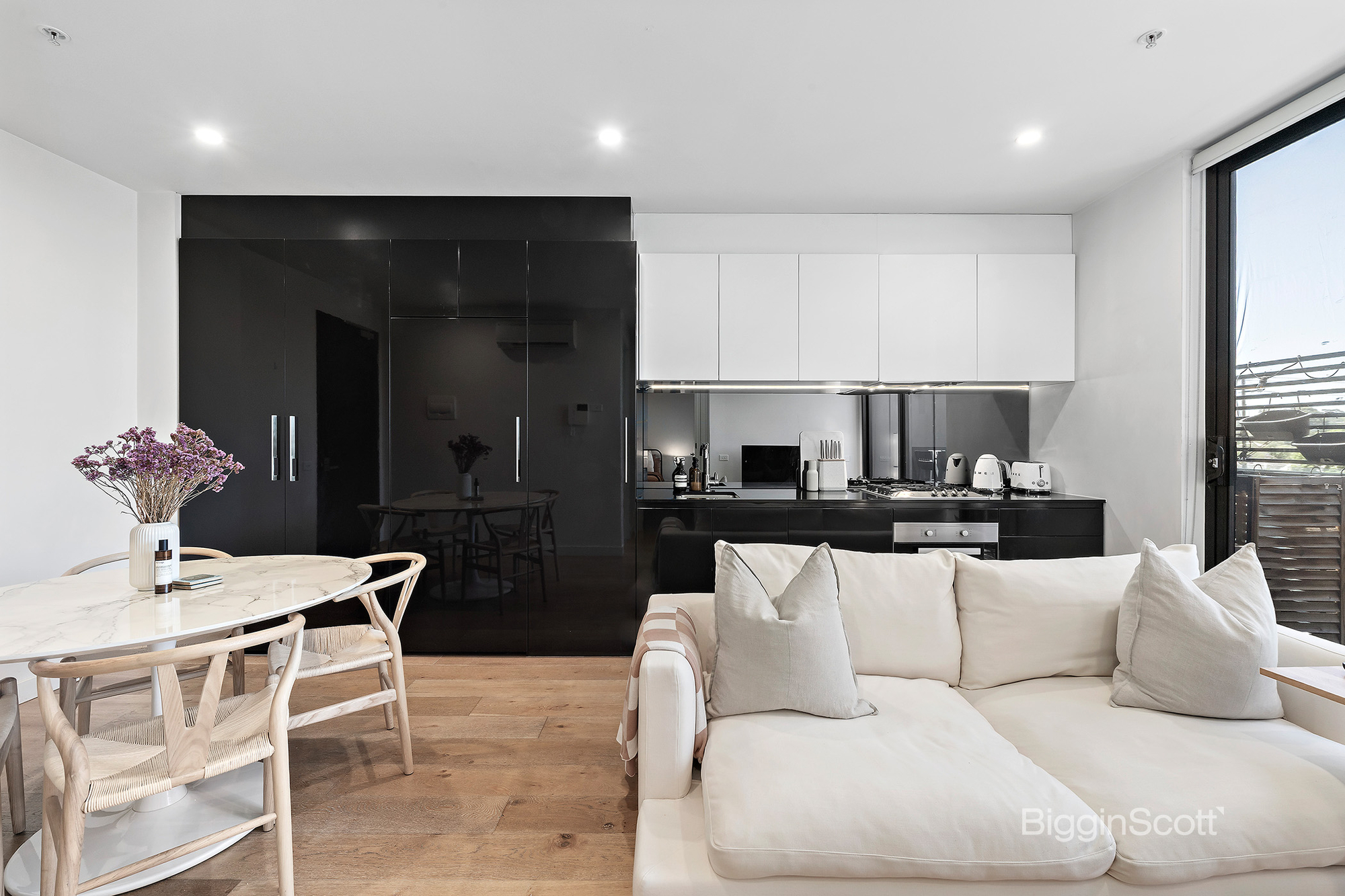 CONTEMPORARY LIVING WITH ROOFTOP AMENITIES IN HAWTHORN EAST - BigginScott