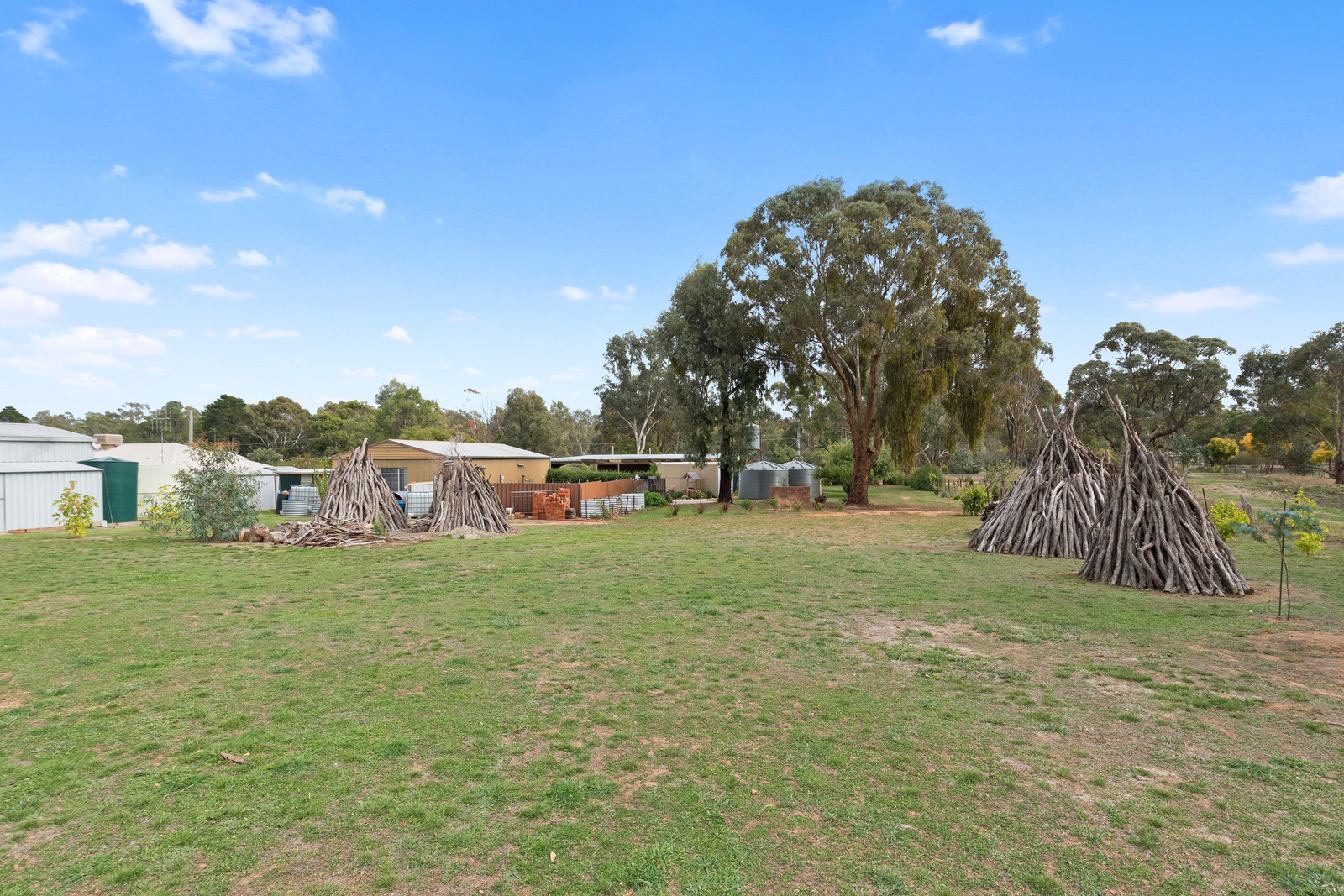 Maldon area under 560k........HOUSE, 2 ACRES, BIG SHED, 3 BED, FLAT