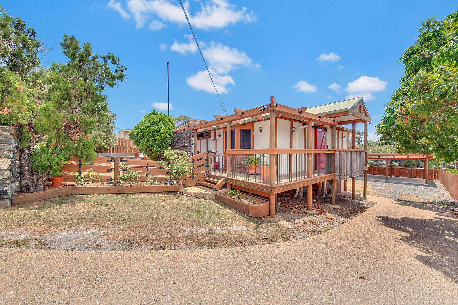 Gladstone Real Estate Beautiful Self Contained & Furnished Home