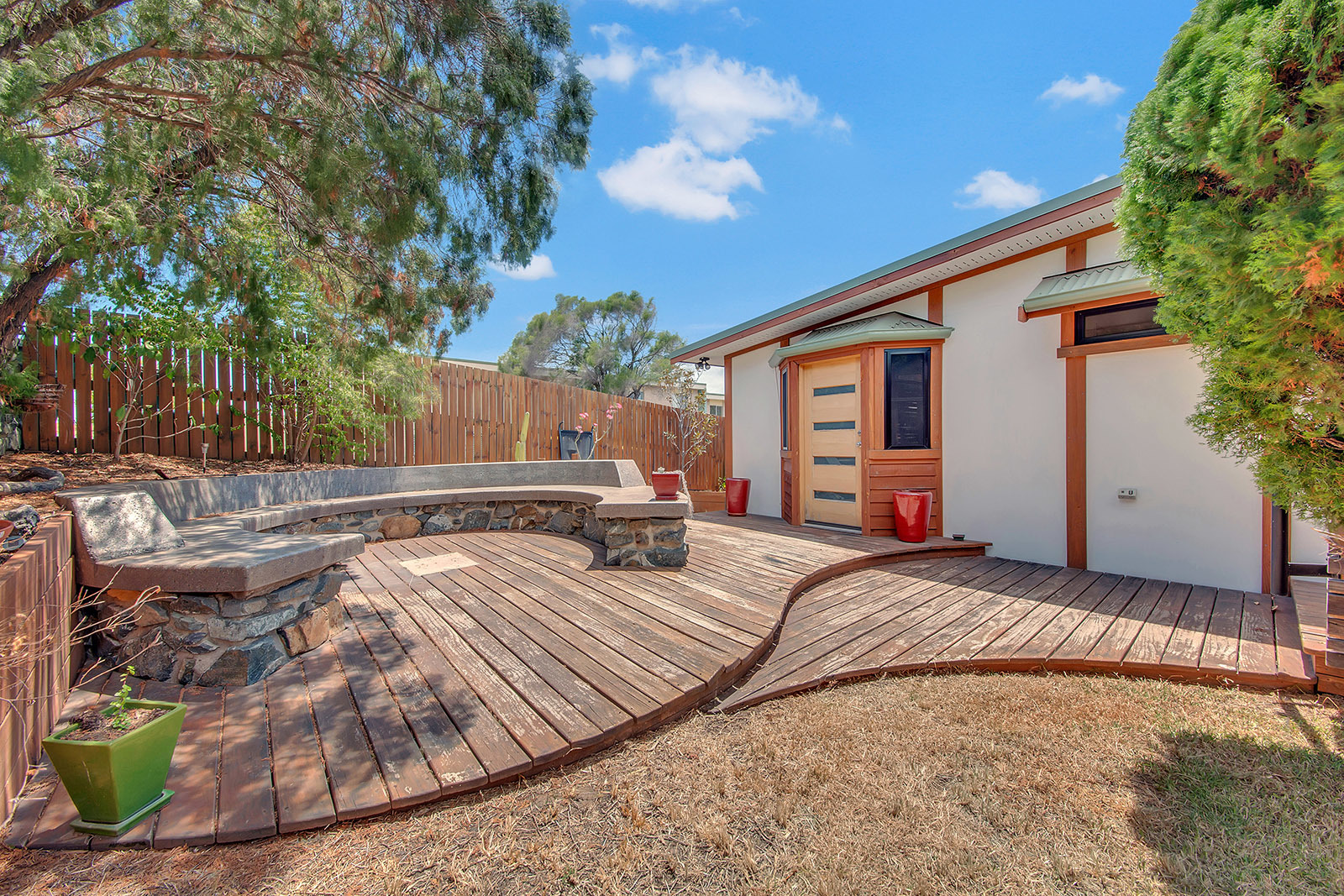 Gladstone Real Estate Beautiful Self Contained & Furnished Home