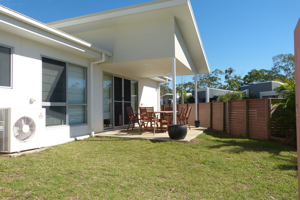 Gladstone Real Estate SPACIOUS AND PRIVATE DUPLEX!!