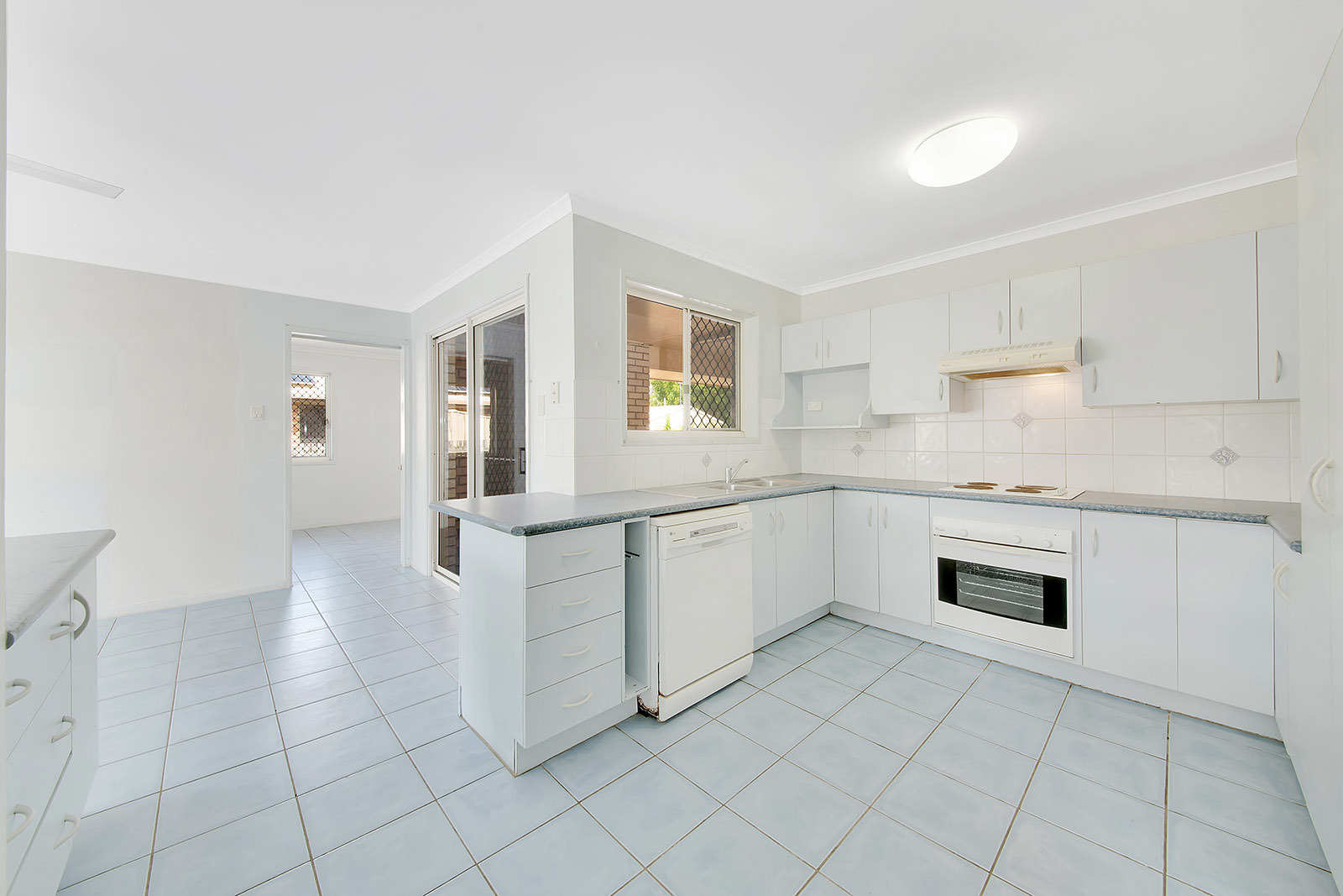 Gladstone Real Estate DOUBLE BAY SHED & POOL!!!