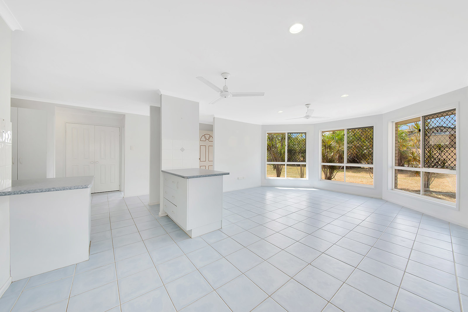 Gladstone Real Estate DOUBLE BAY SHED & POOL!!!