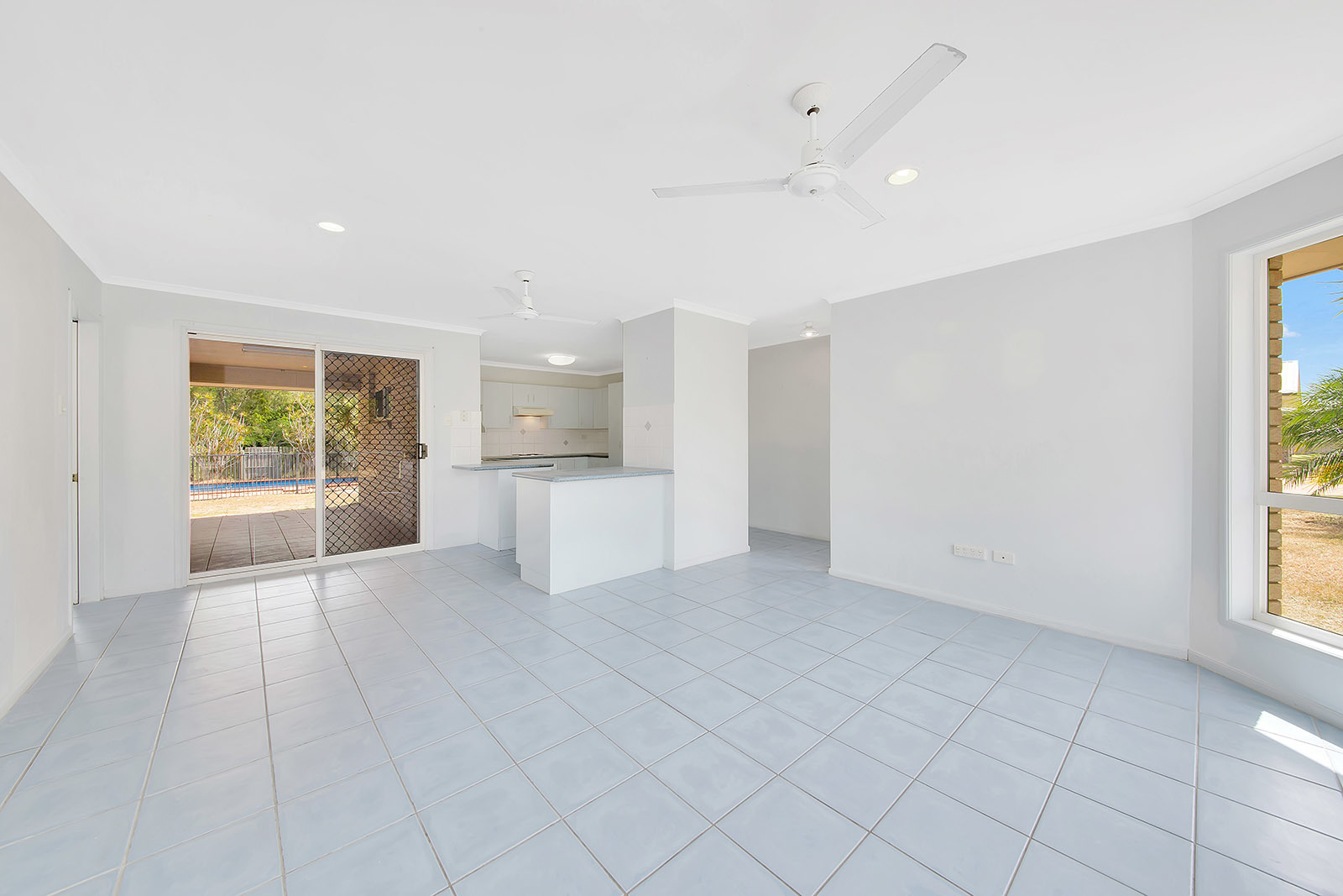 Gladstone Real Estate DOUBLE BAY SHED & POOL!!!