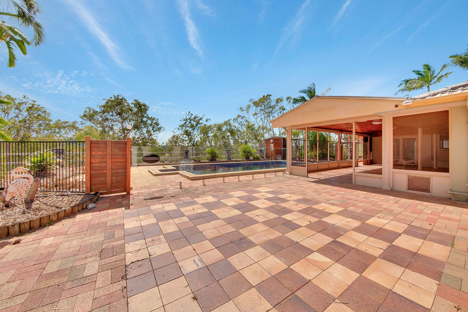 Gladstone Real Estate GREAT HOUSE and GREAT LOCATION ON ACREAGE!