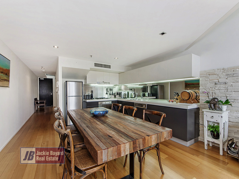 Jackie Bayard Real Estate LONDON WOOLSTORE STYLISH APARTMENT!