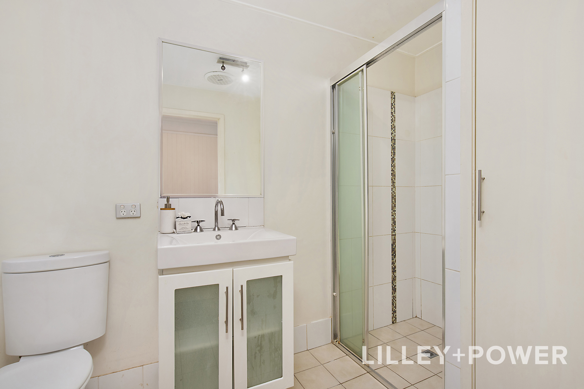 SPACIOUS CHARACTER APARTMENT IN ENVIABLE LIFESTYLE LOCATION Lilley