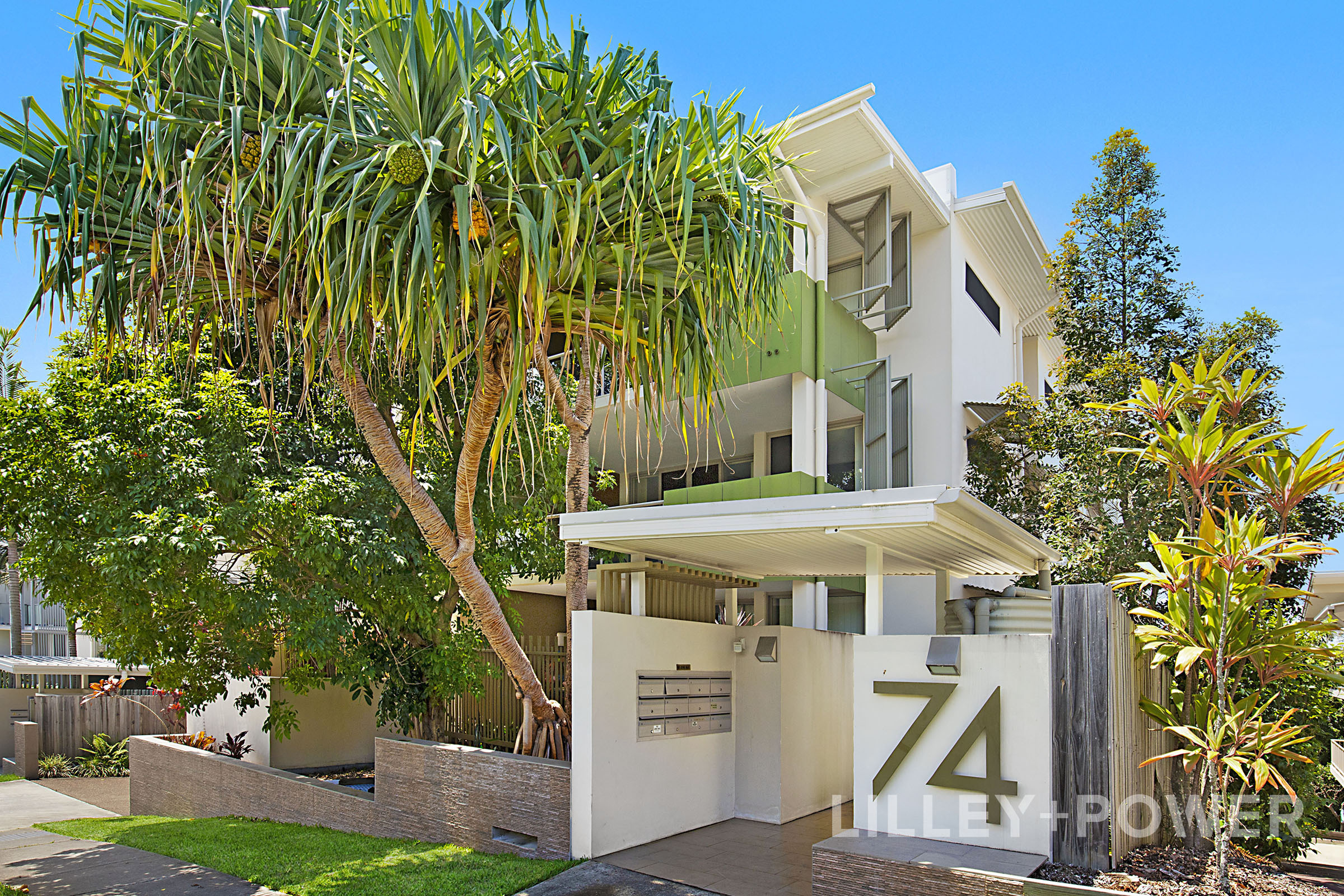IMMACULATE AND CONTEMPORARY, LUXURIOUSLY LARGE BALCONY WITH PRIVATE