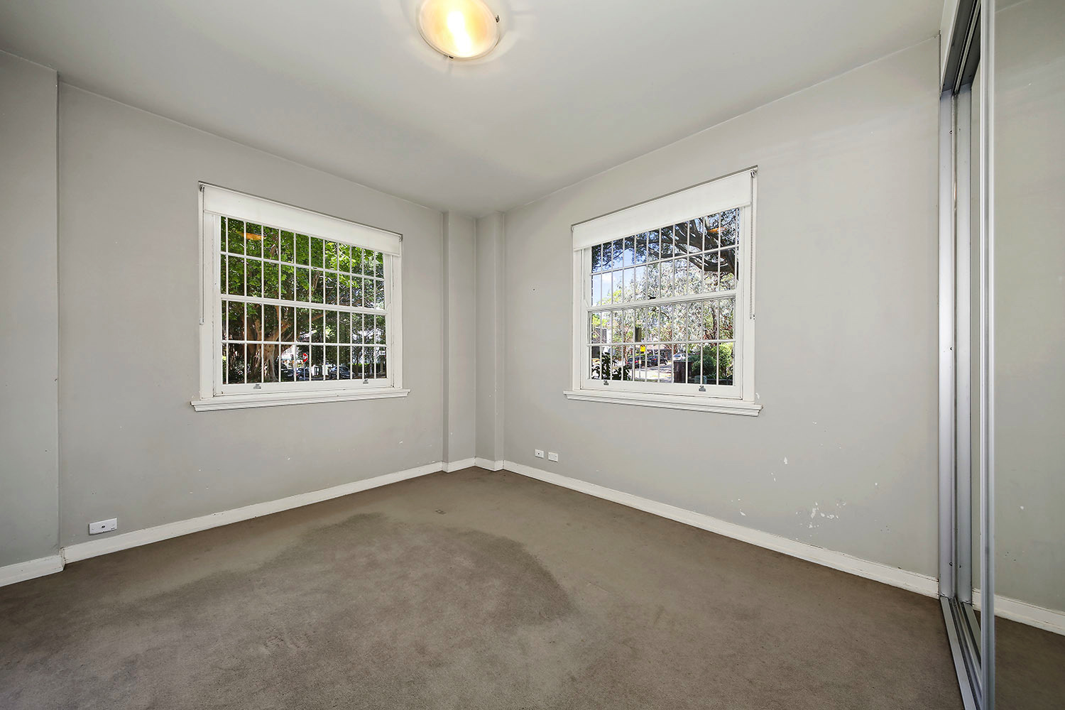 HOLDING FEE TAKEN !! HOLDING FEE TAKEN !! Lisa Steele Real Estate