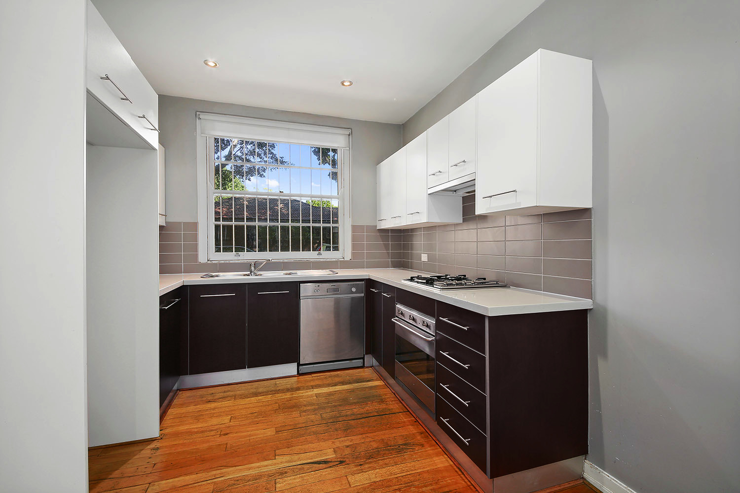 HOLDING FEE TAKEN !! HOLDING FEE TAKEN !! Lisa Steele Real Estate