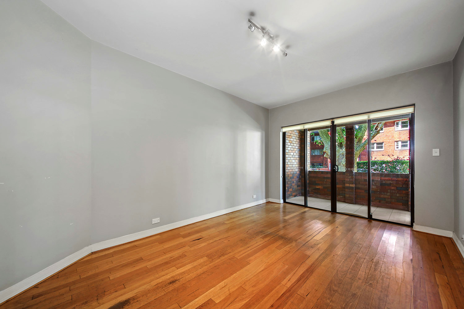 HOLDING FEE TAKEN !! HOLDING FEE TAKEN !! Lisa Steele Real Estate