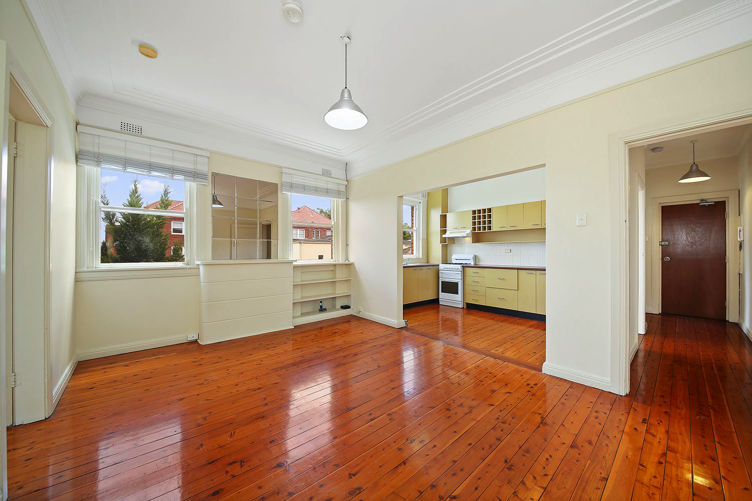 HOLDING FEE TAKEN !! HOLDING FEE TAKEN !! Lisa Steele Real Estate