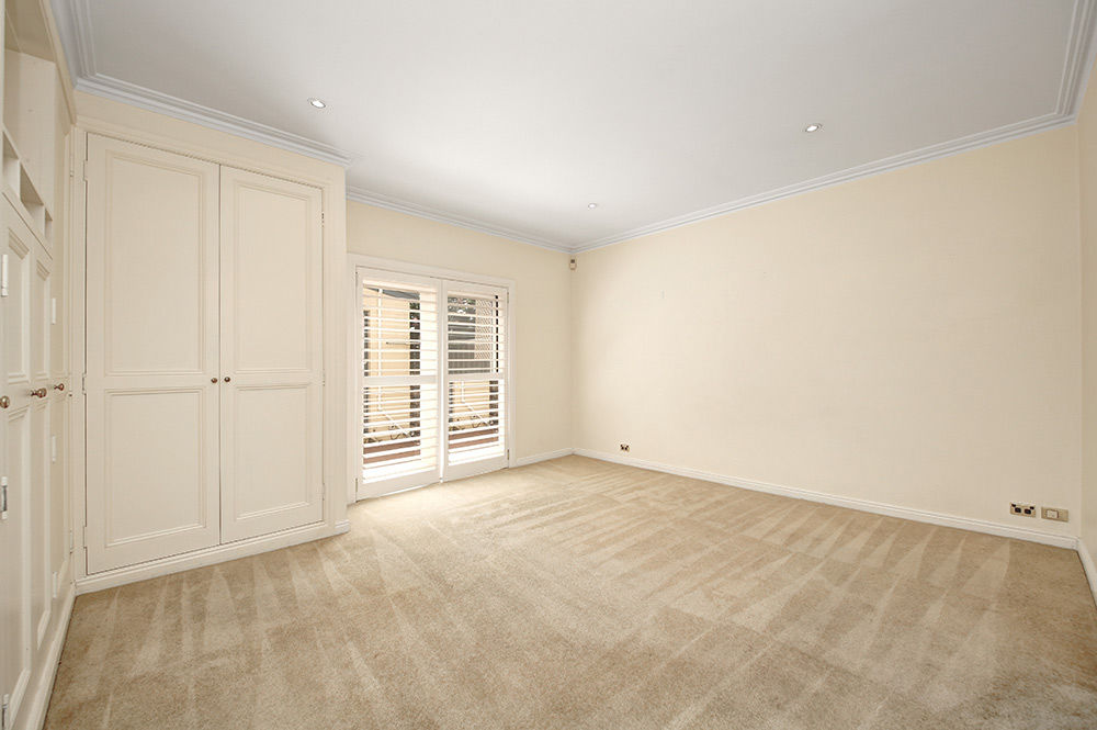 HOLDING FEE TAKEN !! HOLDING FEE TAKEN !! Lisa Steele Real Estate