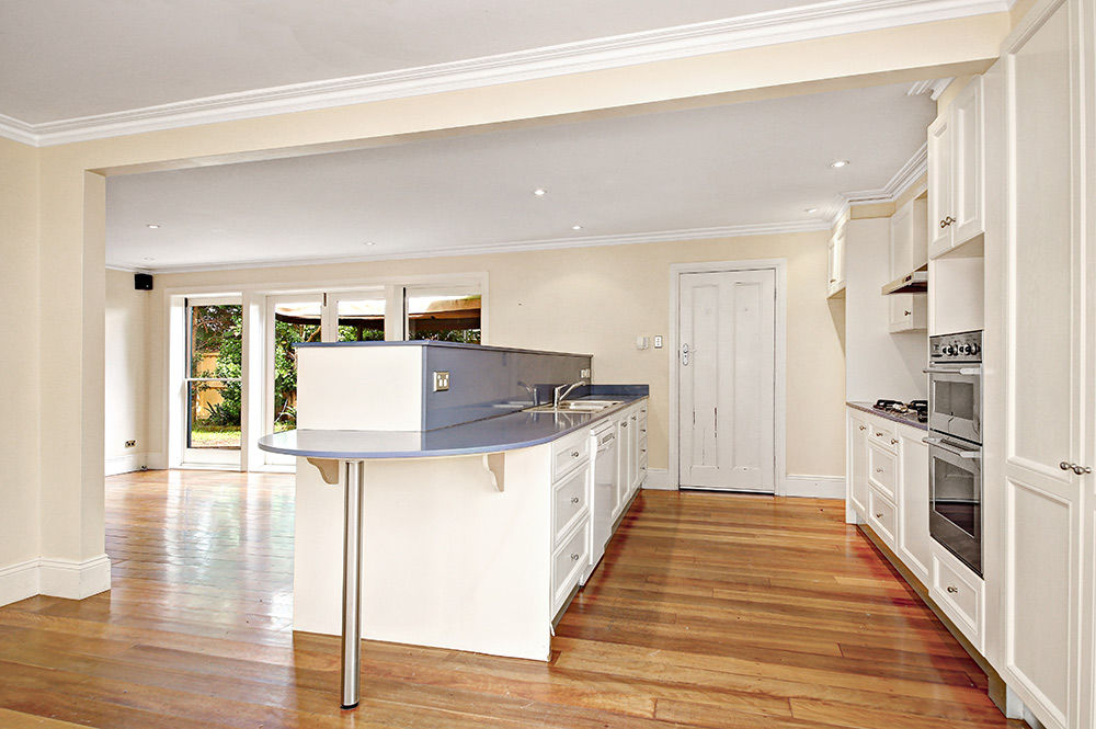 HOLDING FEE TAKEN !! HOLDING FEE TAKEN !! Lisa Steele Real Estate