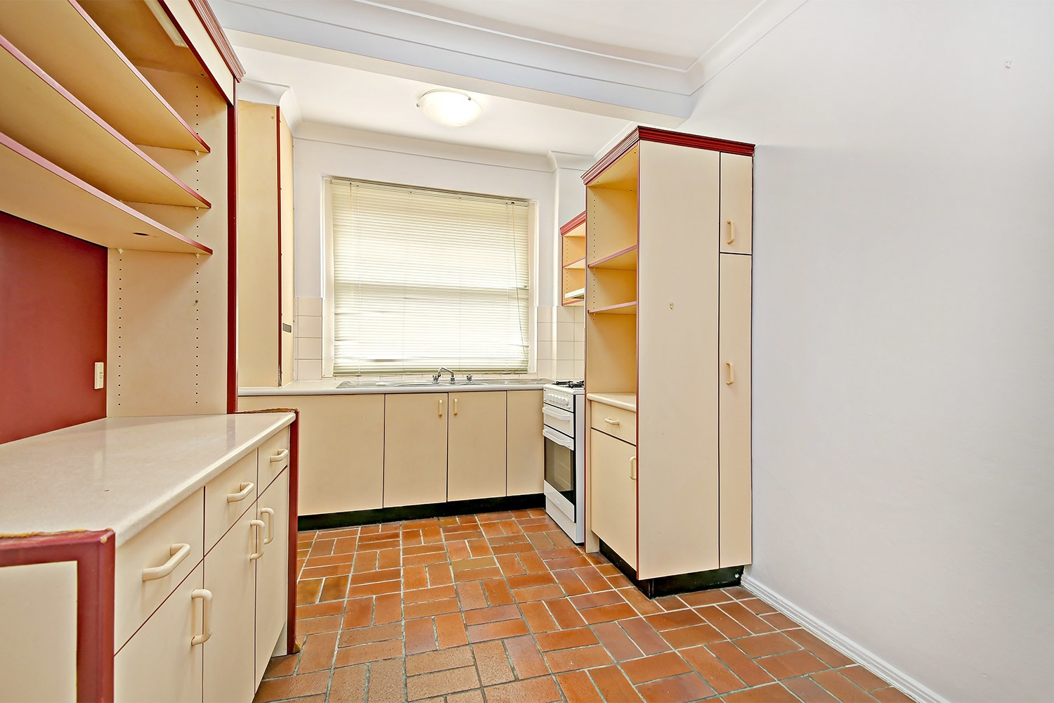 HOLDING FEE TAKEN !! HOLDING FEE TAKEN !! Lisa Steele Real Estate