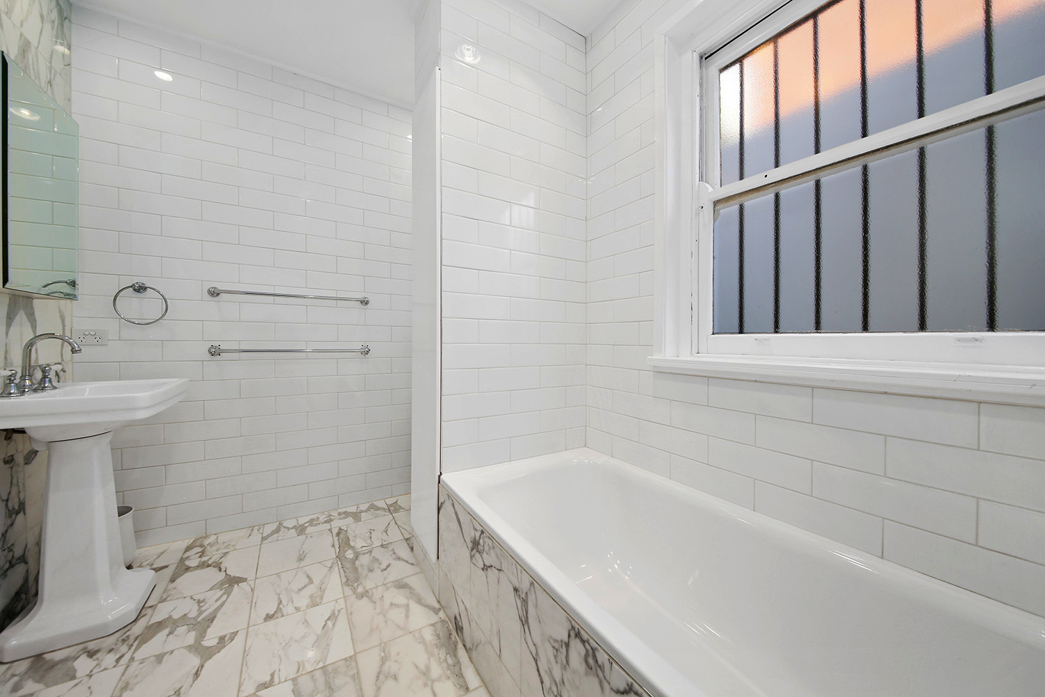 HOLDING FEE TAKEN !! HOLDING FEE TAKEN !! Lisa Steele Real Estate