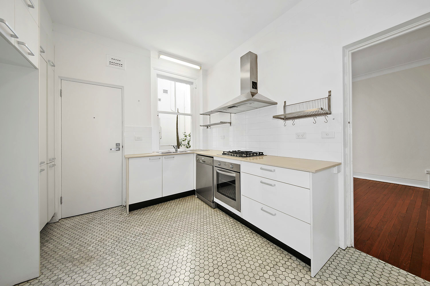 HOLDING FEE TAKEN !! HOLDING FEE TAKEN !! Lisa Steele Real Estate