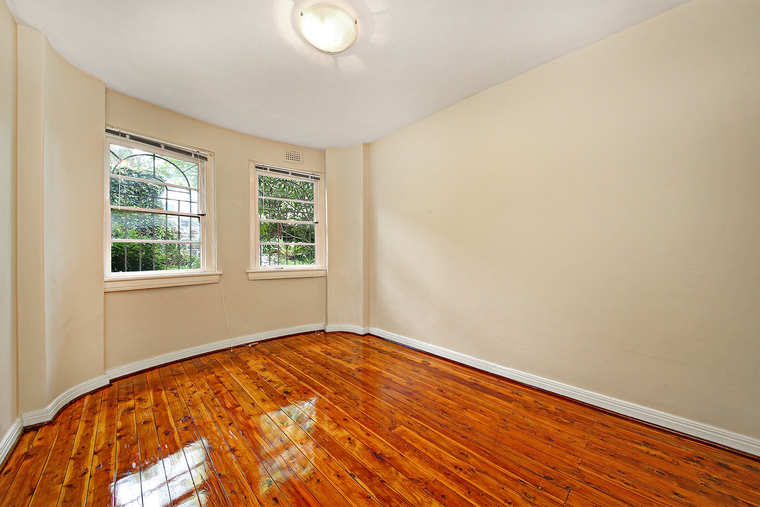 HOLDING FEE TAKEN !! HOLDING FEE TAKEN !! Lisa Steele Real Estate