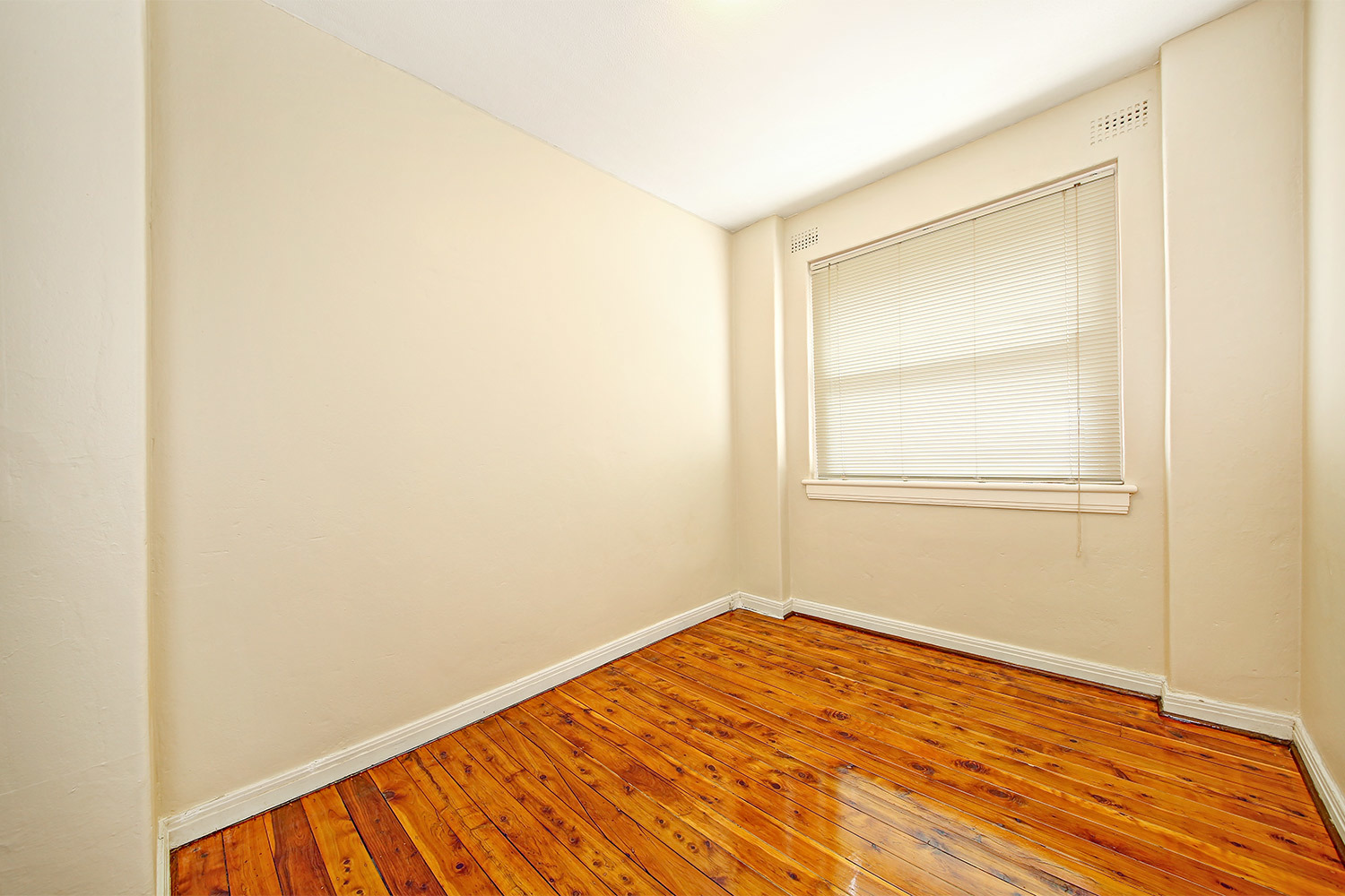 HOLDING FEE TAKEN !! HOLDING FEE TAKEN !! Lisa Steele Real Estate