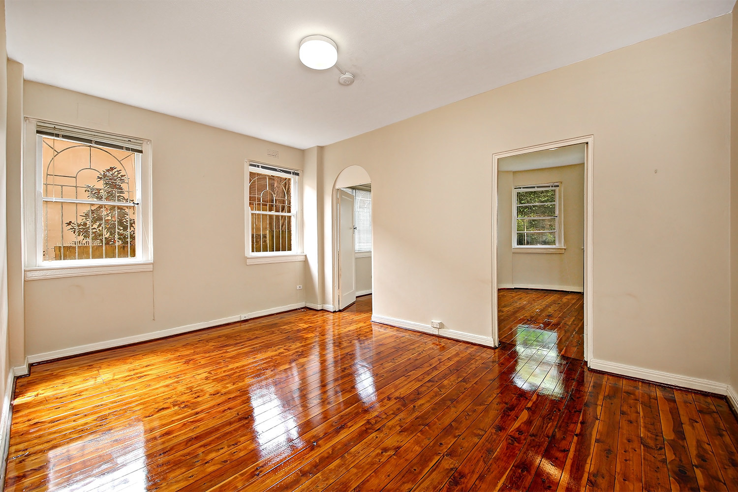 HOLDING FEE TAKEN !! HOLDING FEE TAKEN !! Lisa Steele Real Estate