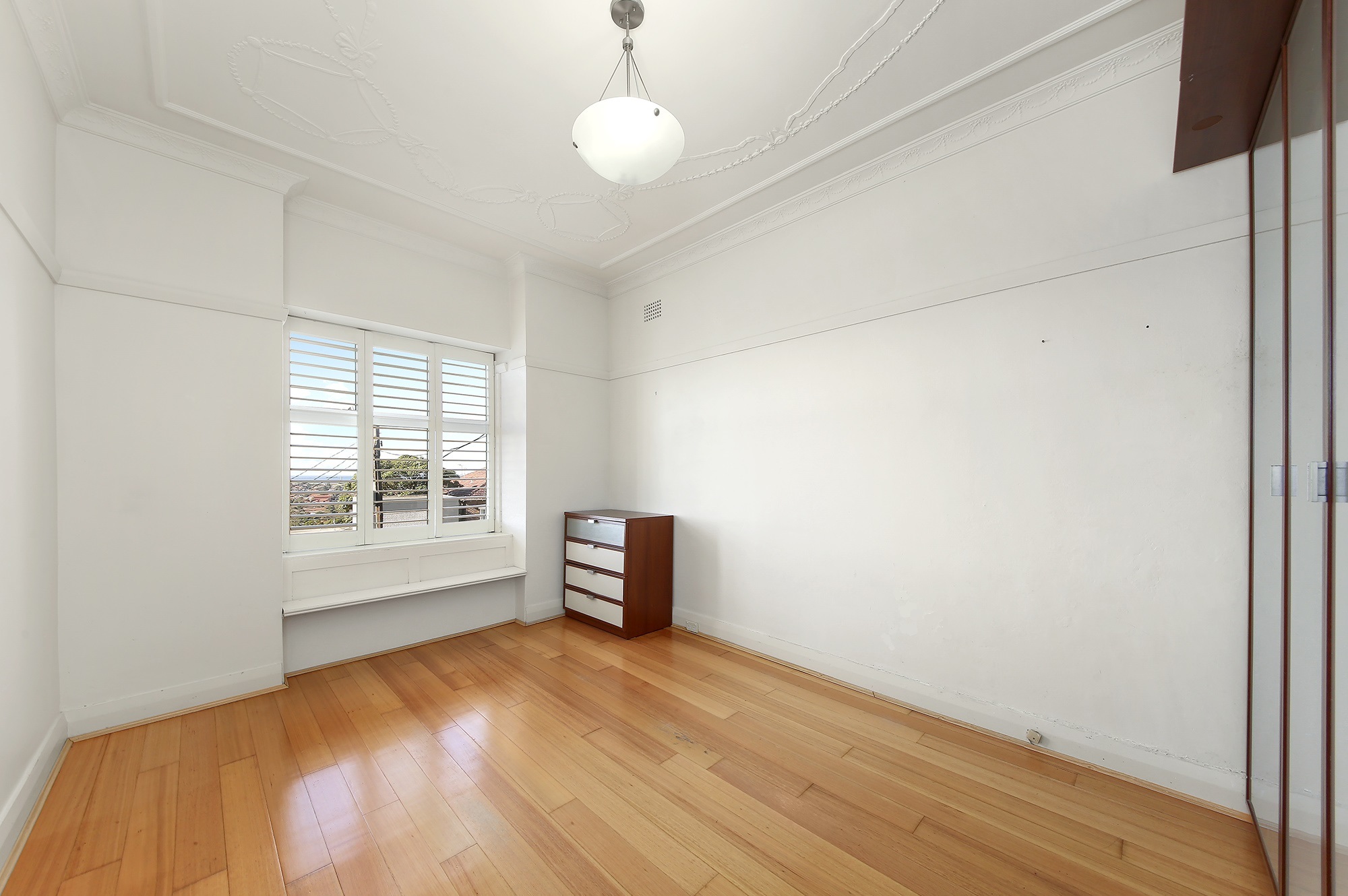 HOLDING FEE TAKEN! HOLDING FEE TAKEN! Lisa Steele Real Estate