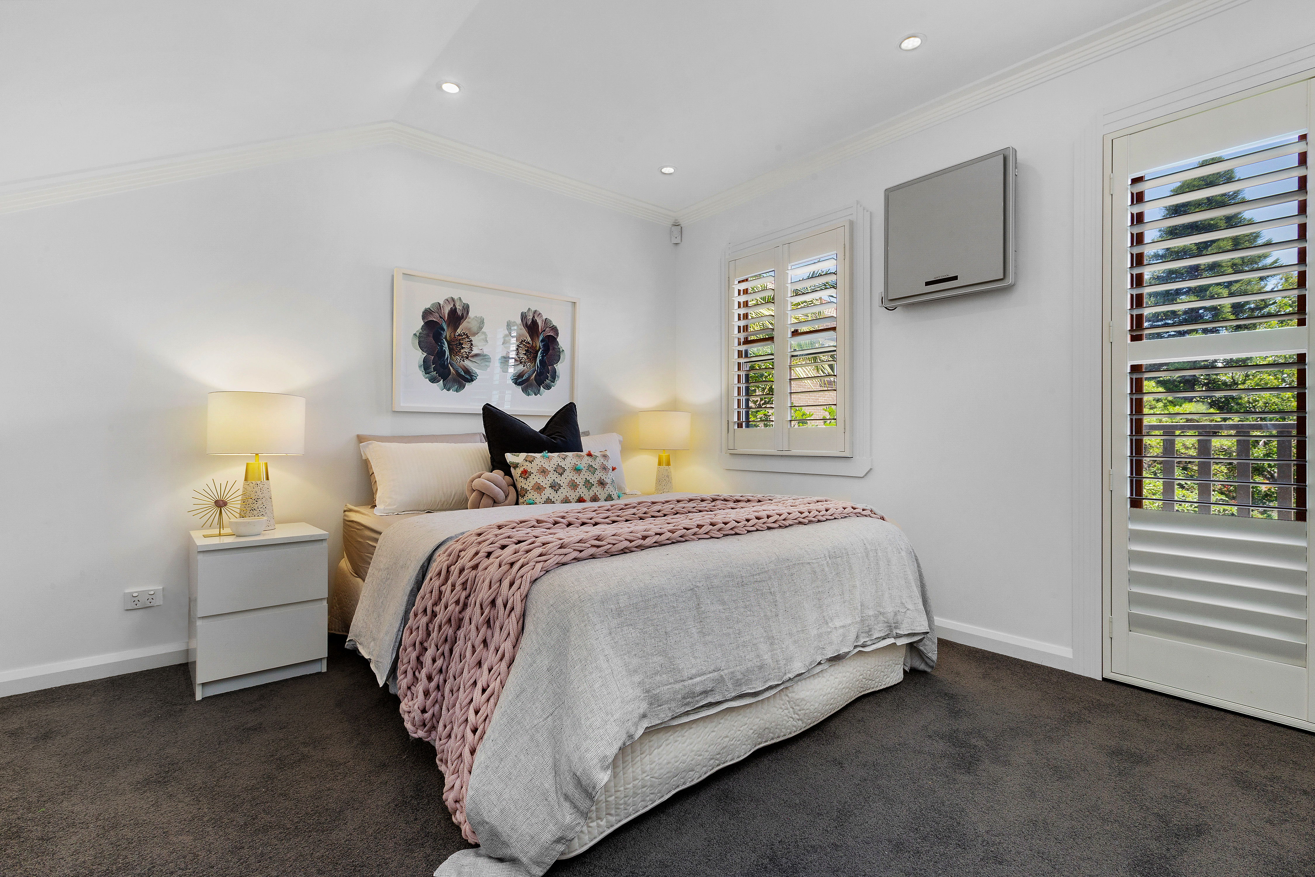 HOLDING FEE TAKEN !! HOLDING FEE TAKEN !! Lisa Steele Real Estate