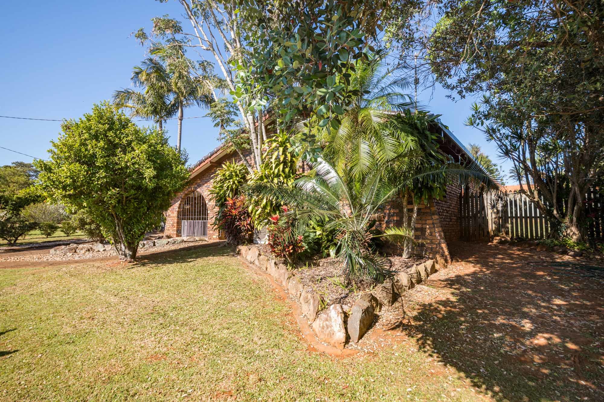 "Rita" Three Bedroom Home in Quiet Street Rental Central