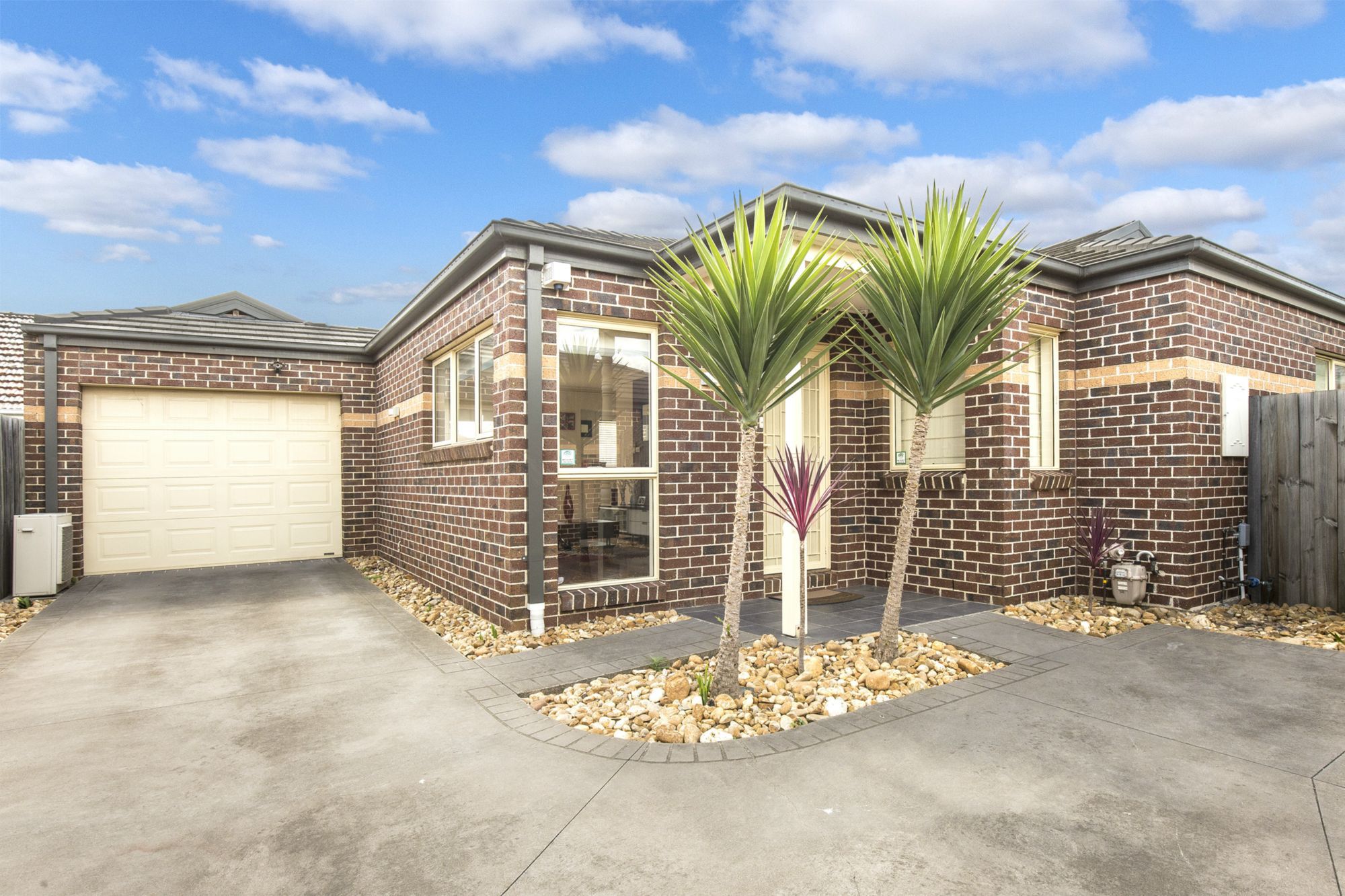 Moonee Valley Real Estate Impressive Living & Maintenance Free!
