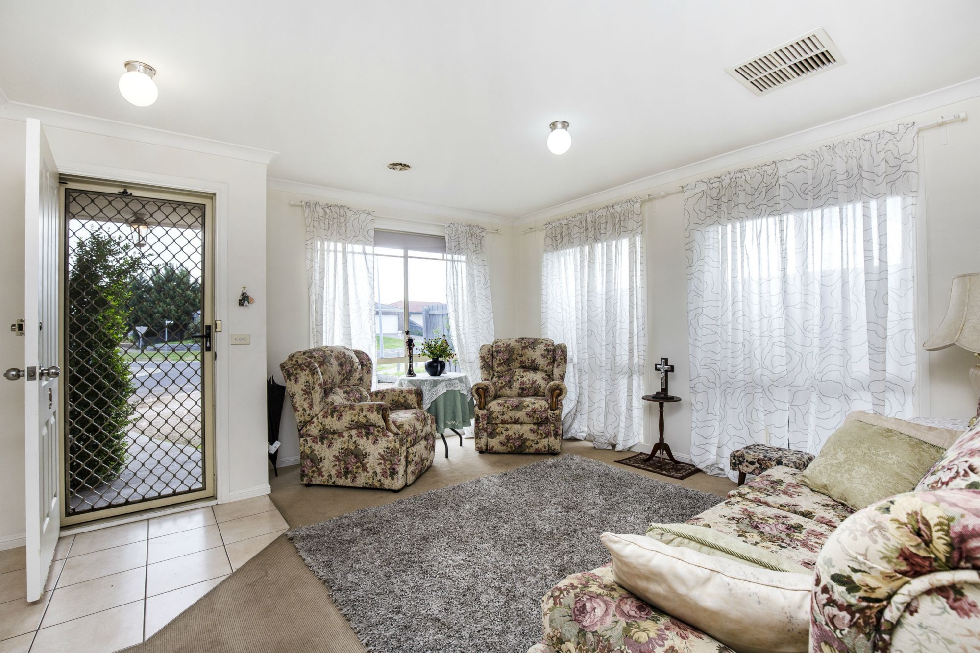 Moonee Valley Real Estate Spacious & Affordable With A Huge Courtyard!!