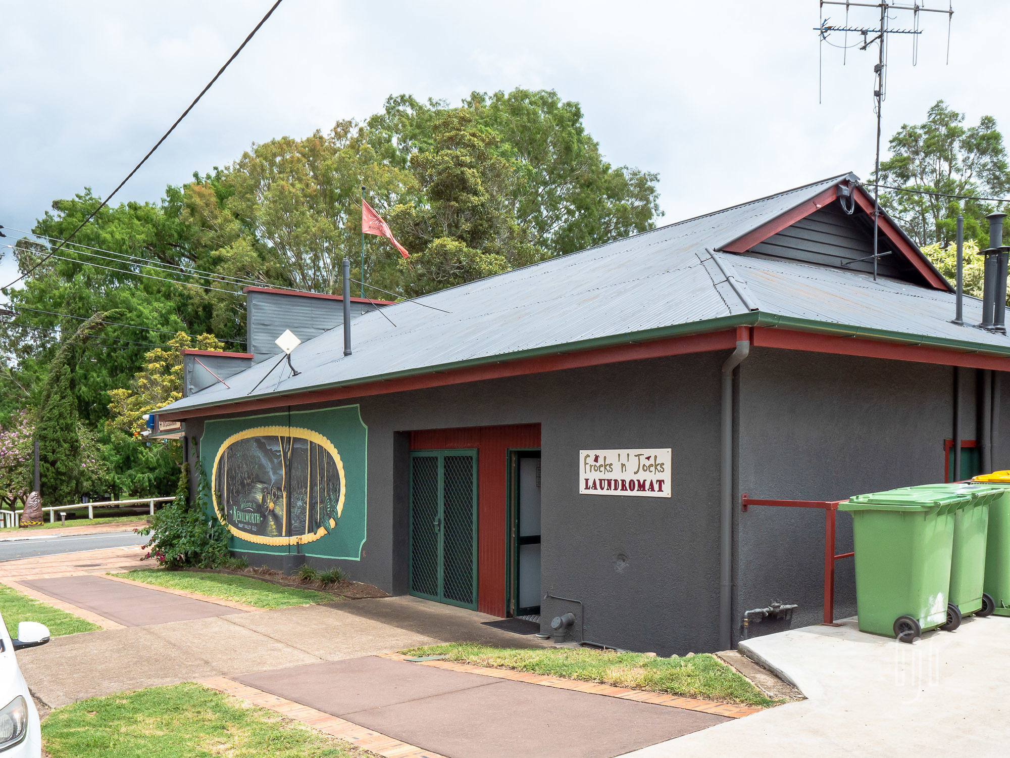 Ron Jeffery Realty KENILWORTH INVESTMENT! ONE TITLE THREE TENANTS