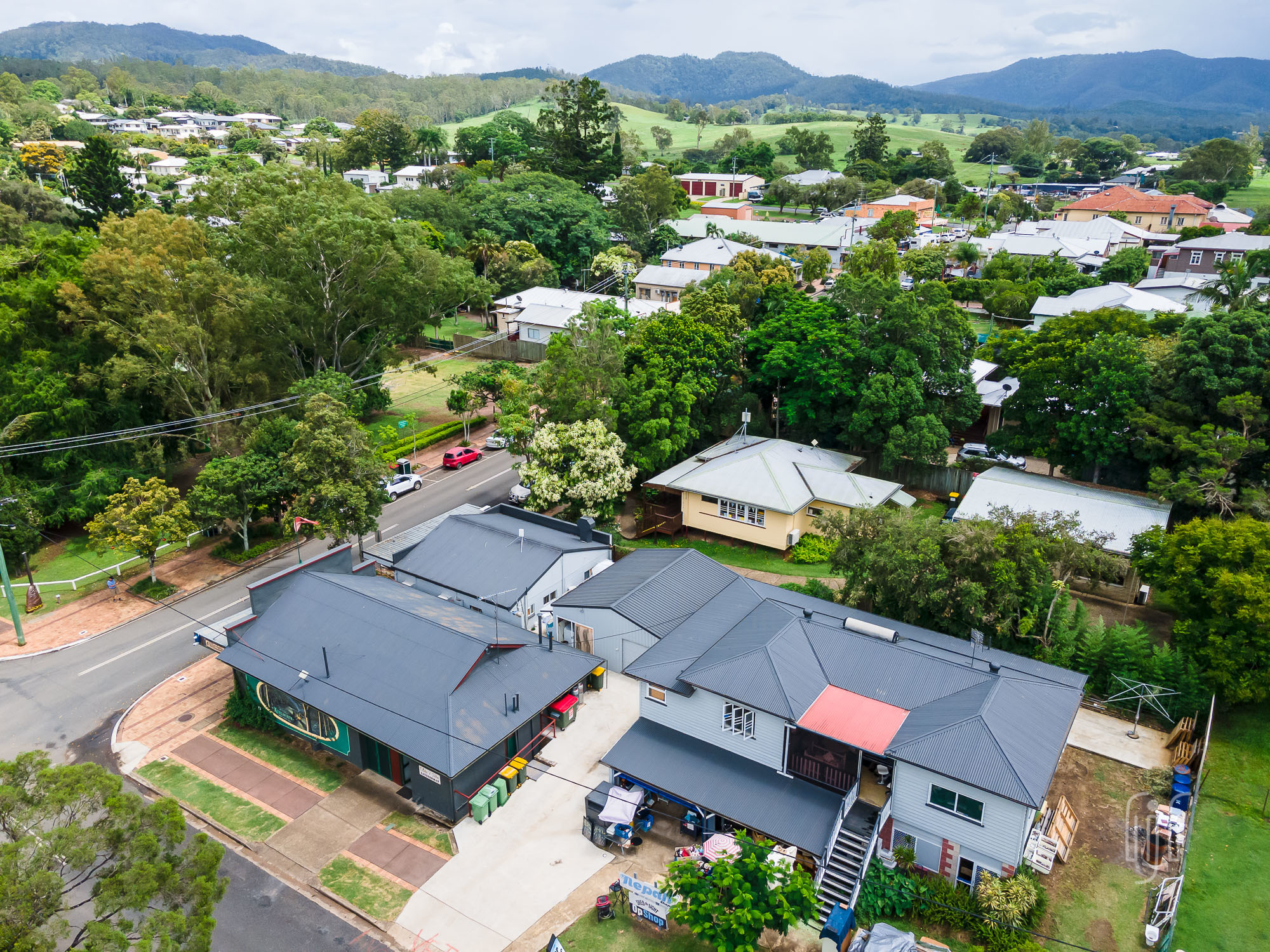 Ron Jeffery Realty KENILWORTH INVESTMENT! ONE TITLE THREE TENANTS