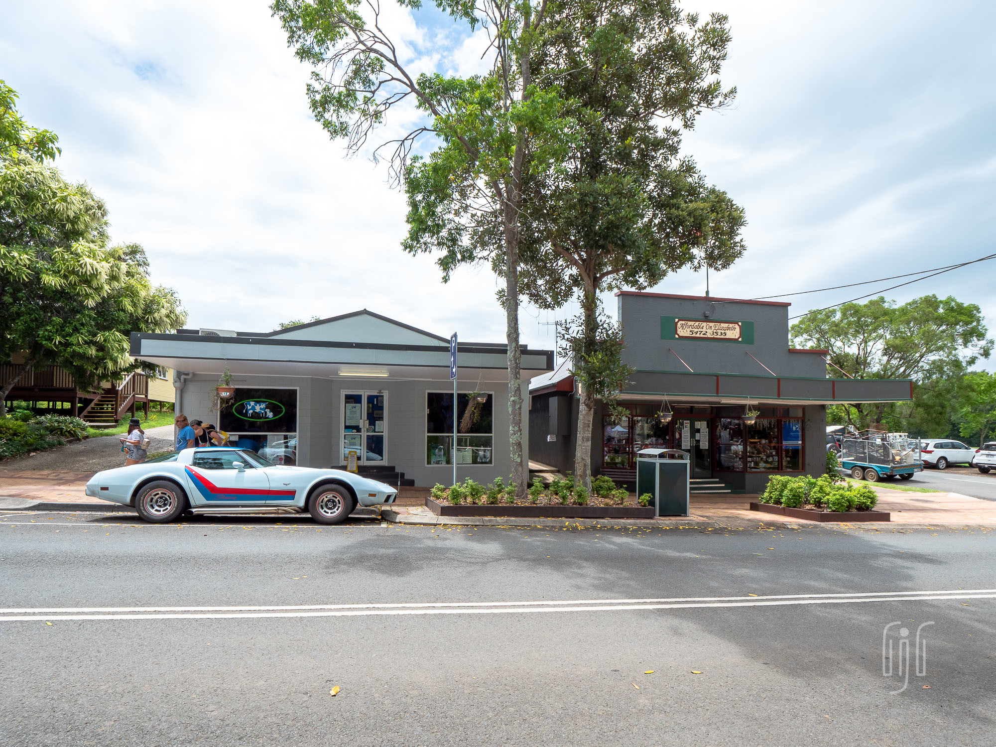 Ron Jeffery Realty KENILWORTH INVESTMENT! ONE TITLE THREE TENANTS