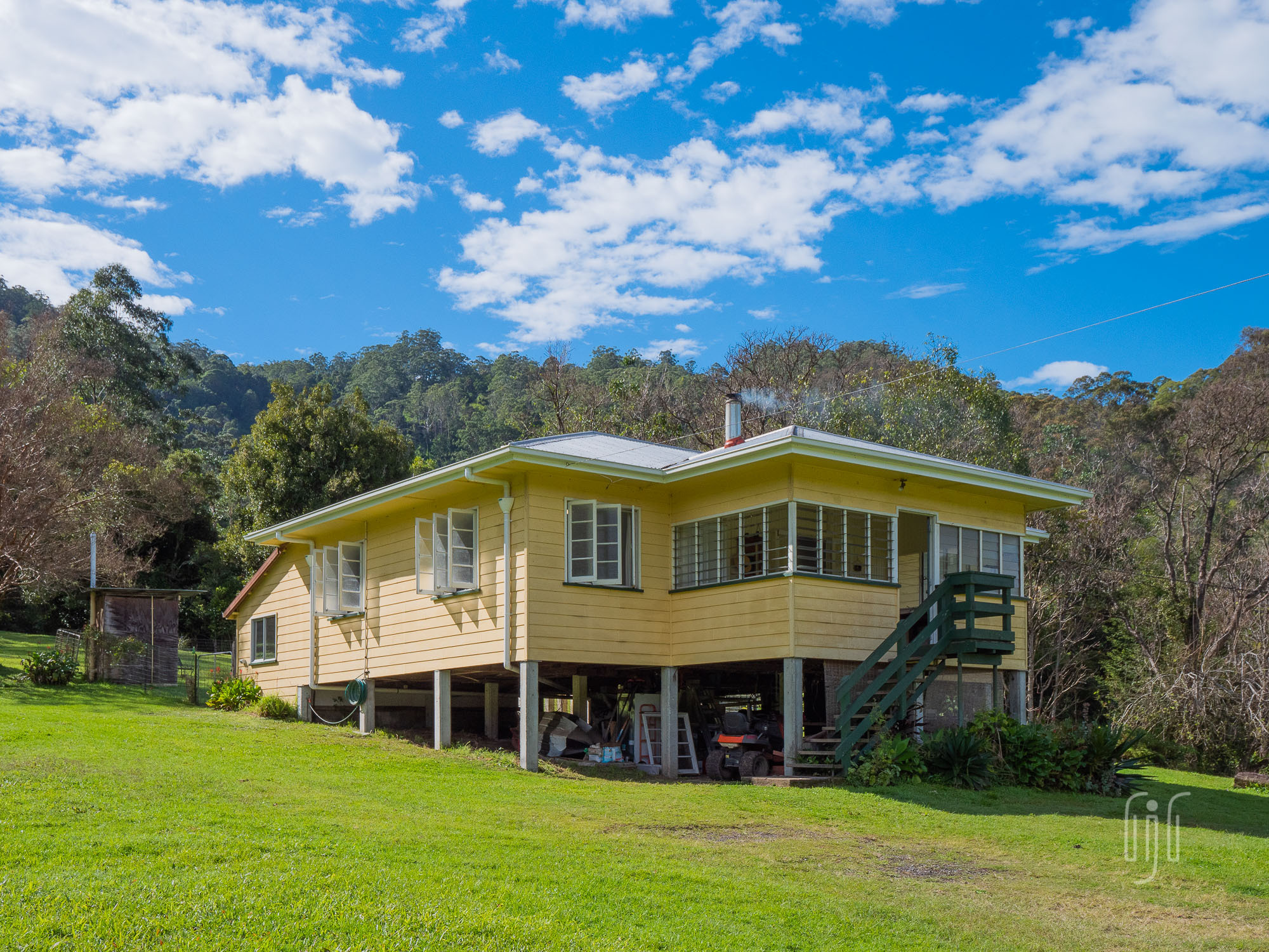 Ron Jeffery Realty PERFECT COTTAGE IN A PERFECT SETTING!