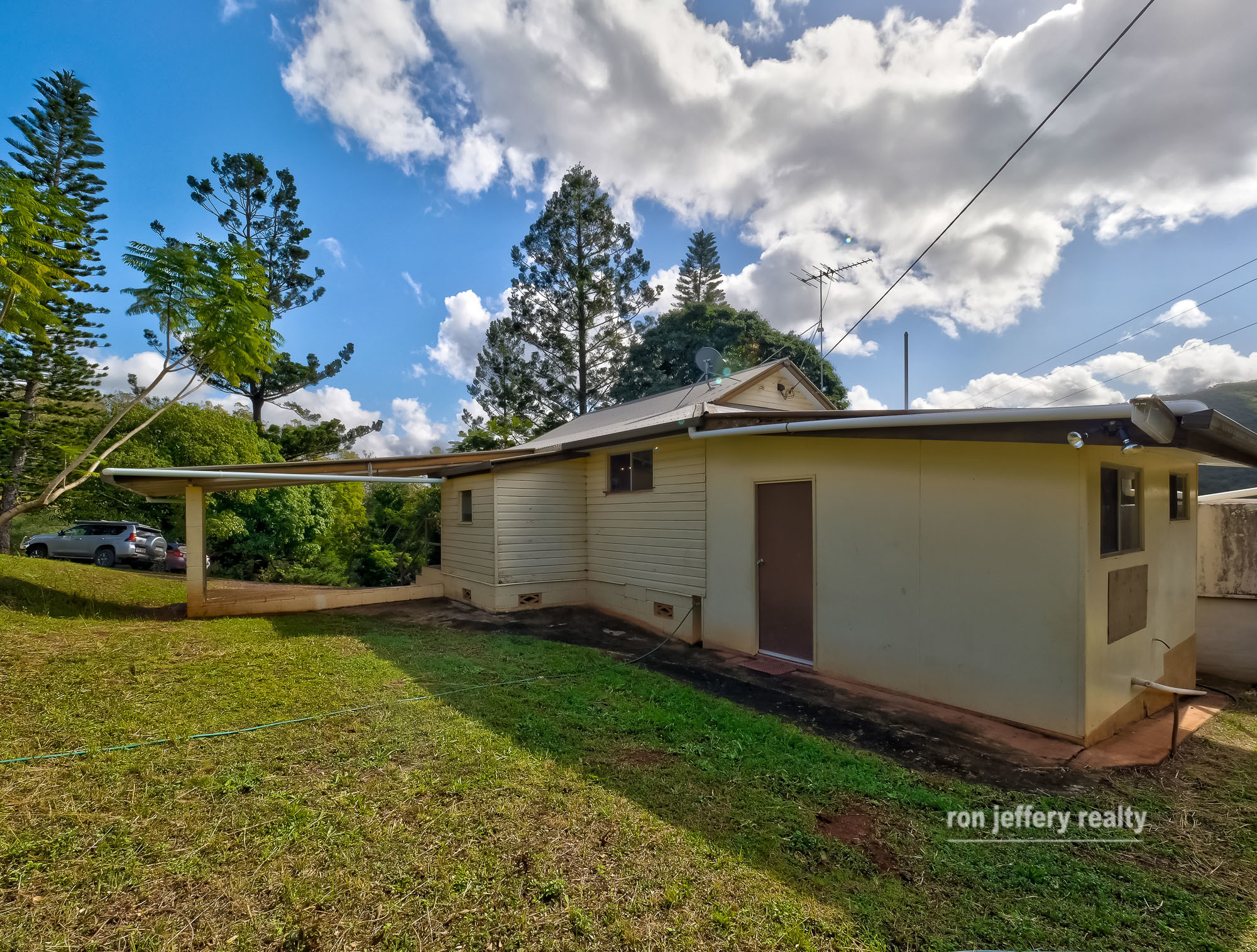 Ron Jeffery Realty KANDANGA FARMHOUSE ON 300 ACRES!