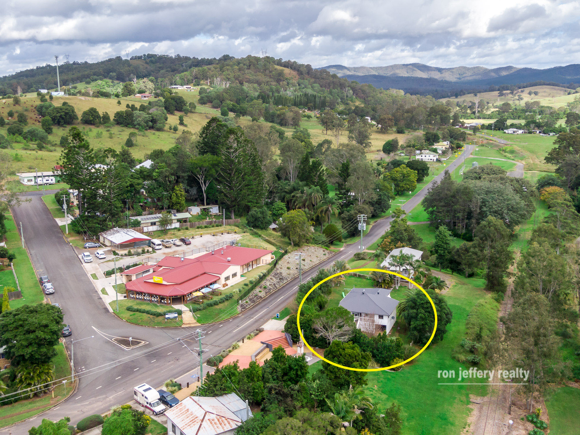 Ron Jeffery Realty AN EXTENDED WORKER'S COTTAGE IN KANDANGA!