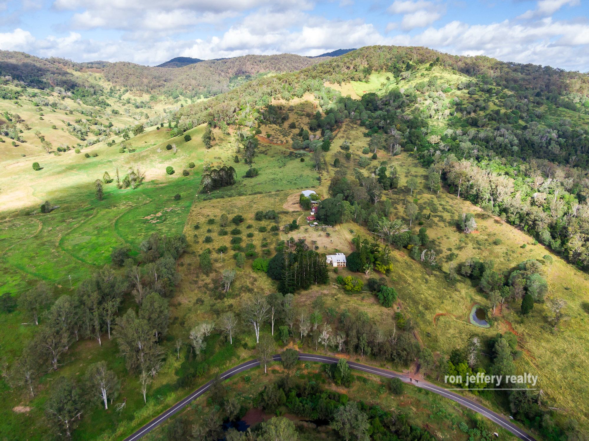 Ron Jeffery Realty KANDANGA FARMHOUSE ON 300 ACRES!