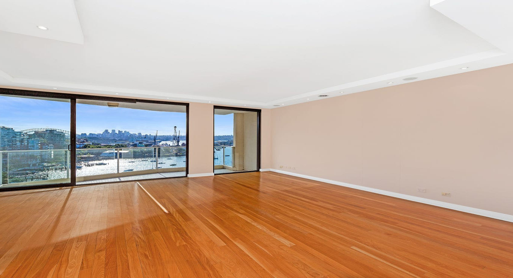 SUNNY & SPACIOUS HARBOUR FRONT RETREAT WITH TRIPLE LUG Ron Danieli