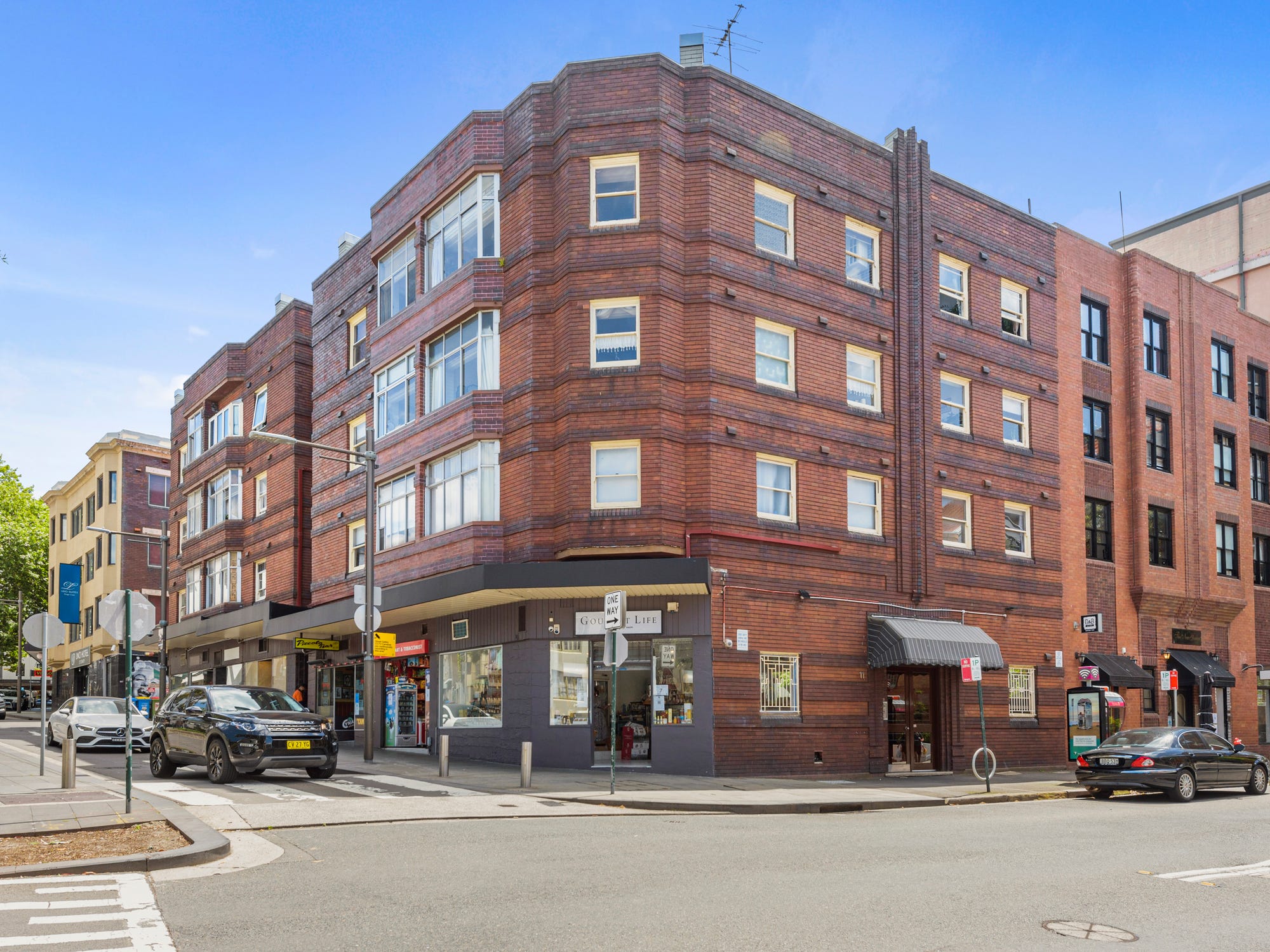 RENOVATED ONE BEDROOM Ron Danieli Real Estate Real Estate Elizabeth Bay