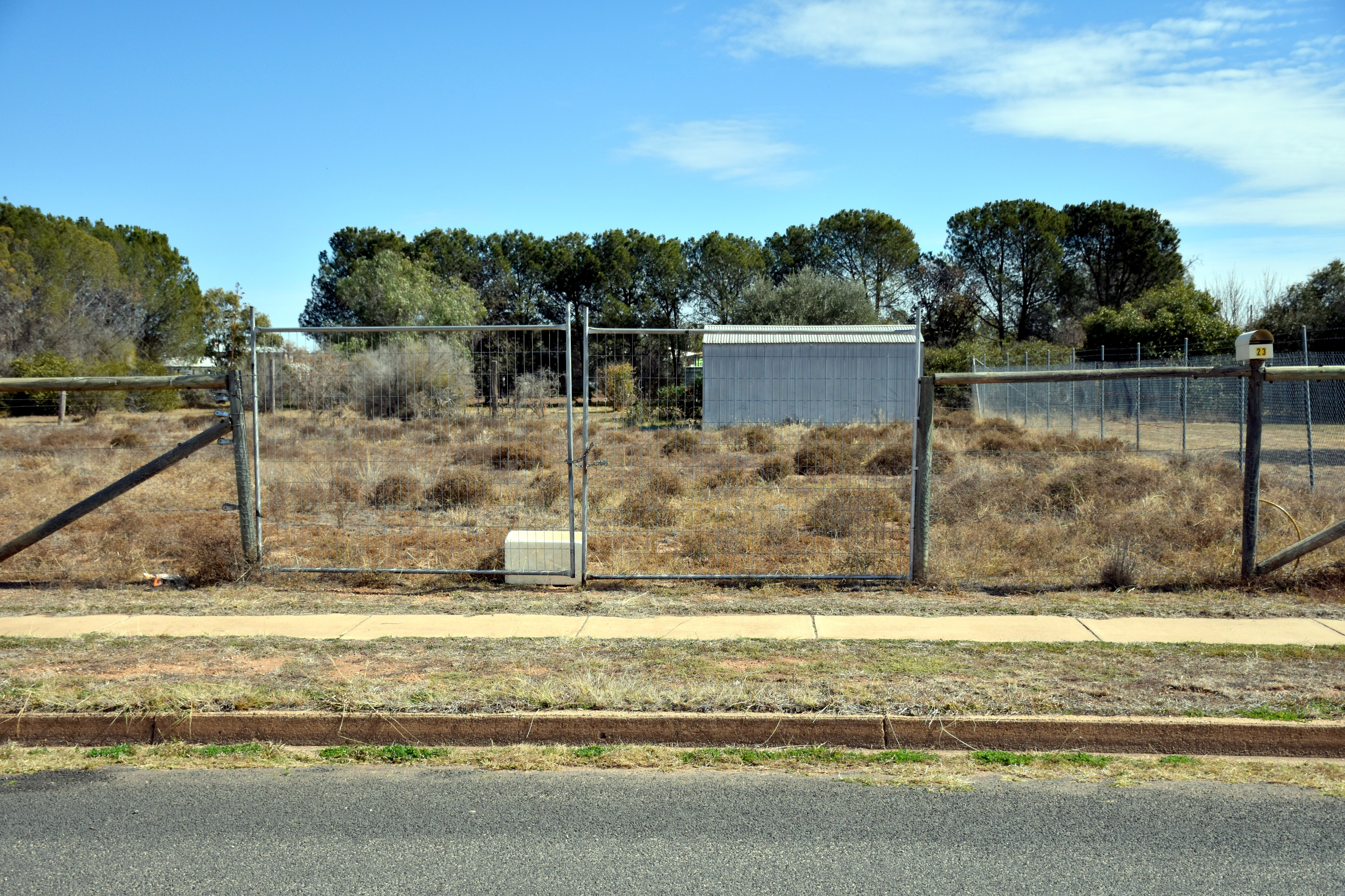 Rural Property Centre Lock up Shed on 1,770 SQM Block