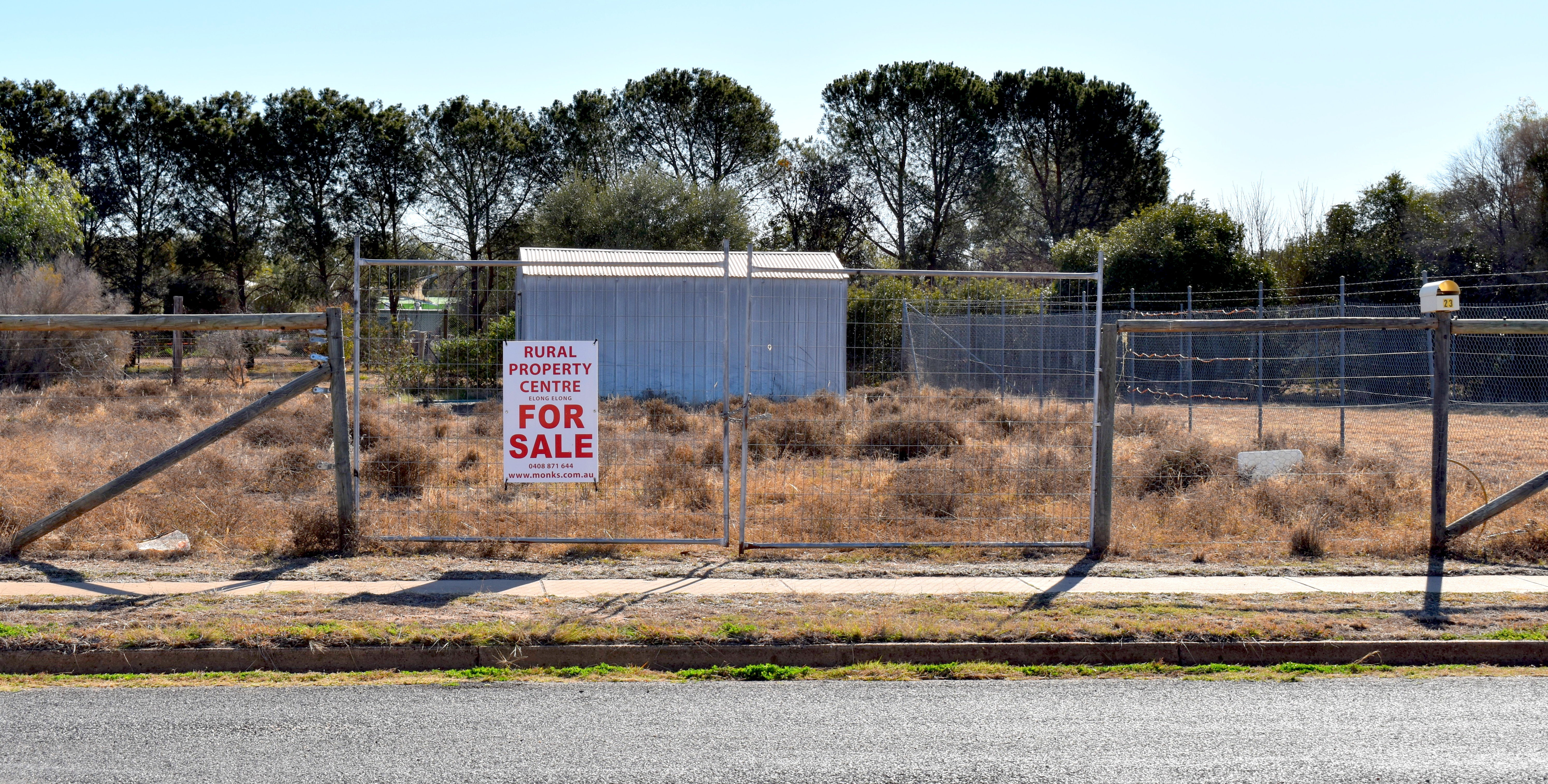 Rural Property Centre Lock up Shed on 1,770 SQM Block