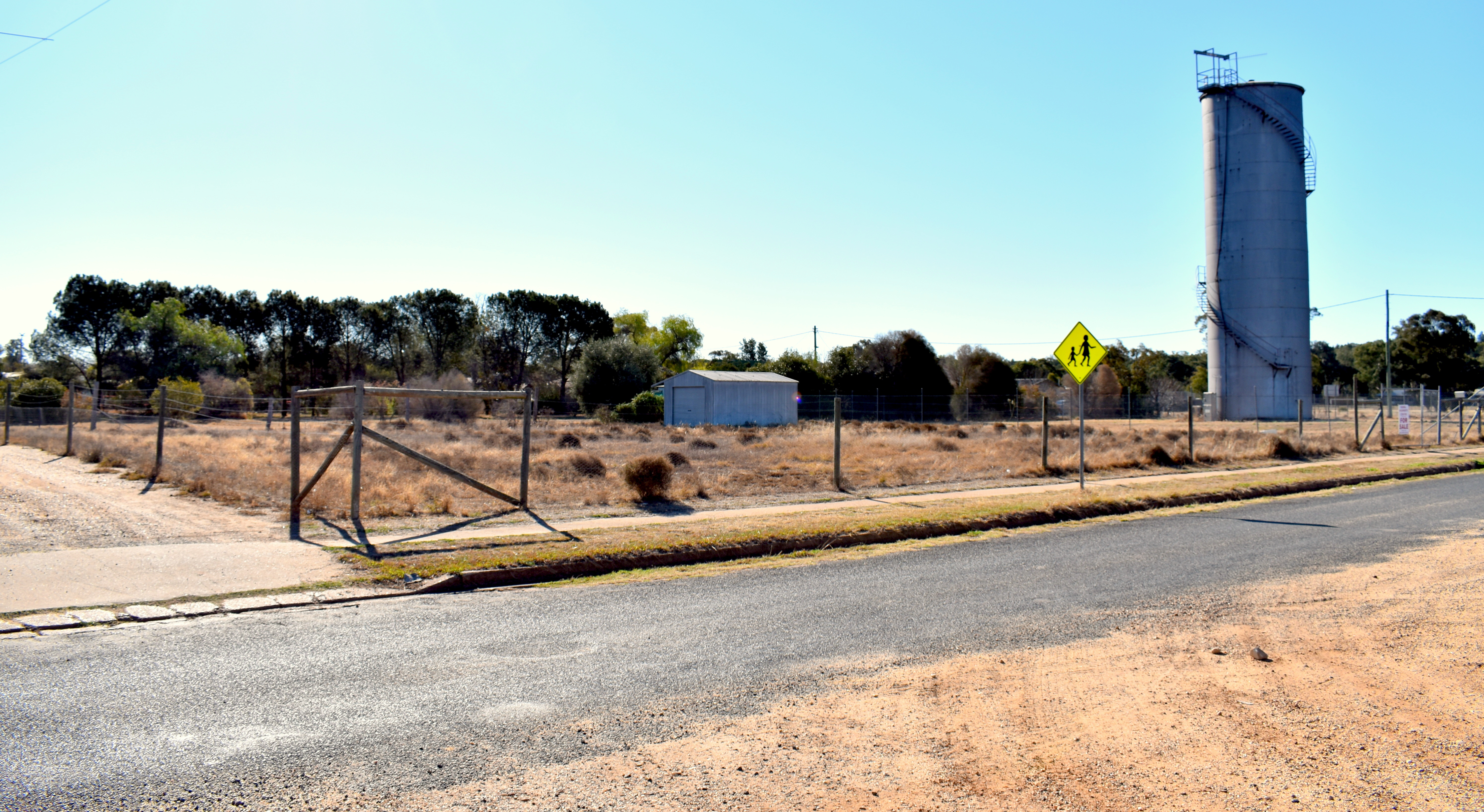 Rural Property Centre Lock up Shed on 1,770 SQM Block
