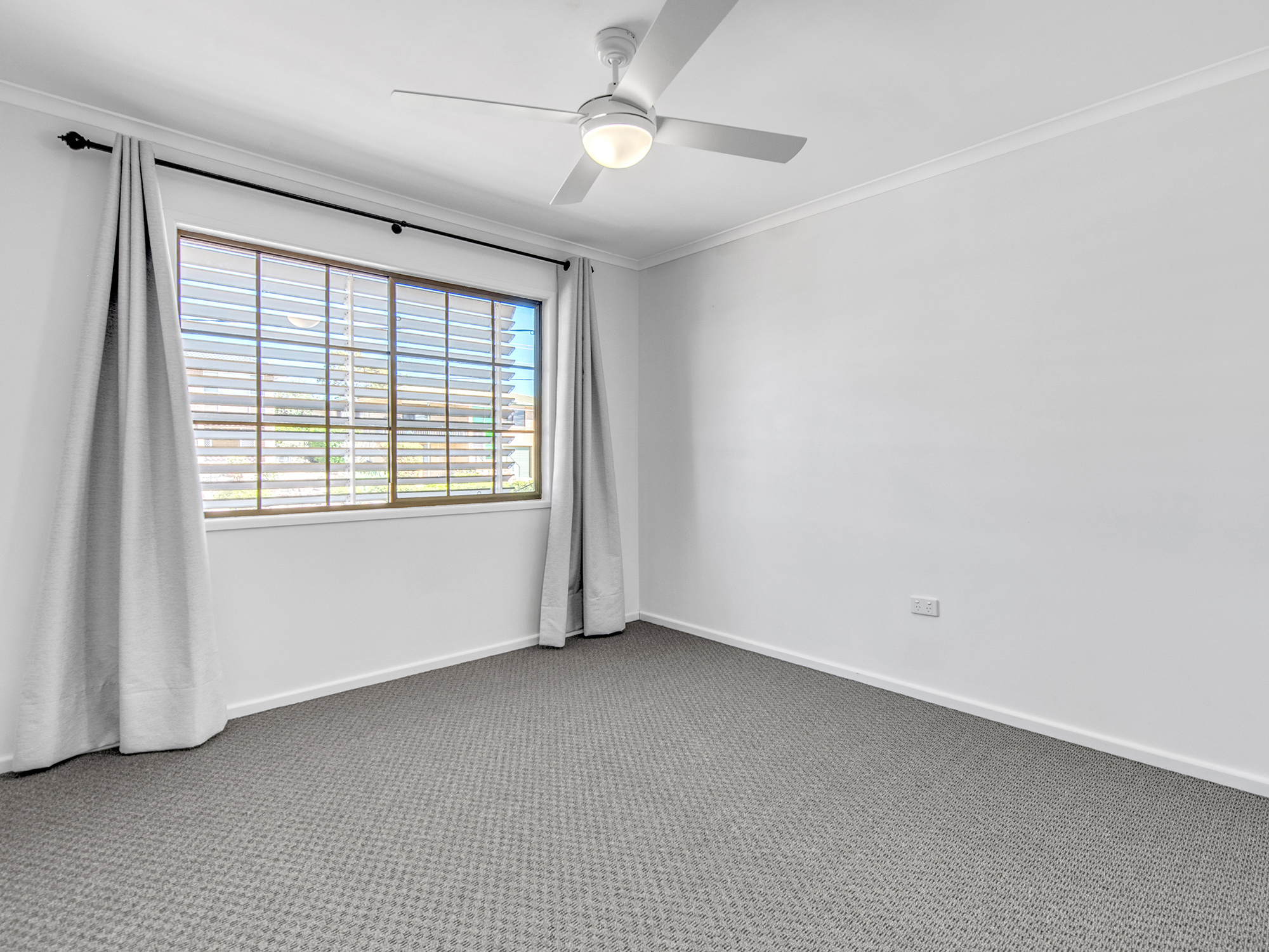 LOOKING FOR A LARGE FAMILY HOME ? CHECK OUT THIS SILKSTONE PROPERTY