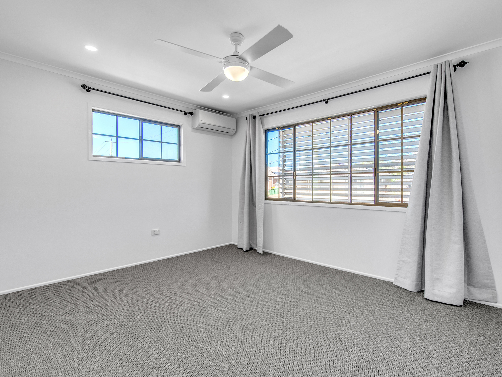 LOOKING FOR A LARGE FAMILY HOME ? CHECK OUT THIS SILKSTONE PROPERTY