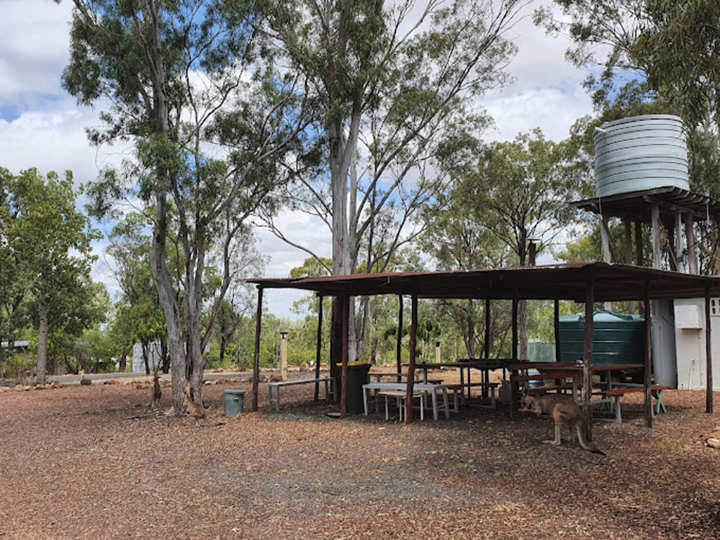 LIVE THE DREAM! GEMFIELDS CARAVAN PARK 1049CPF