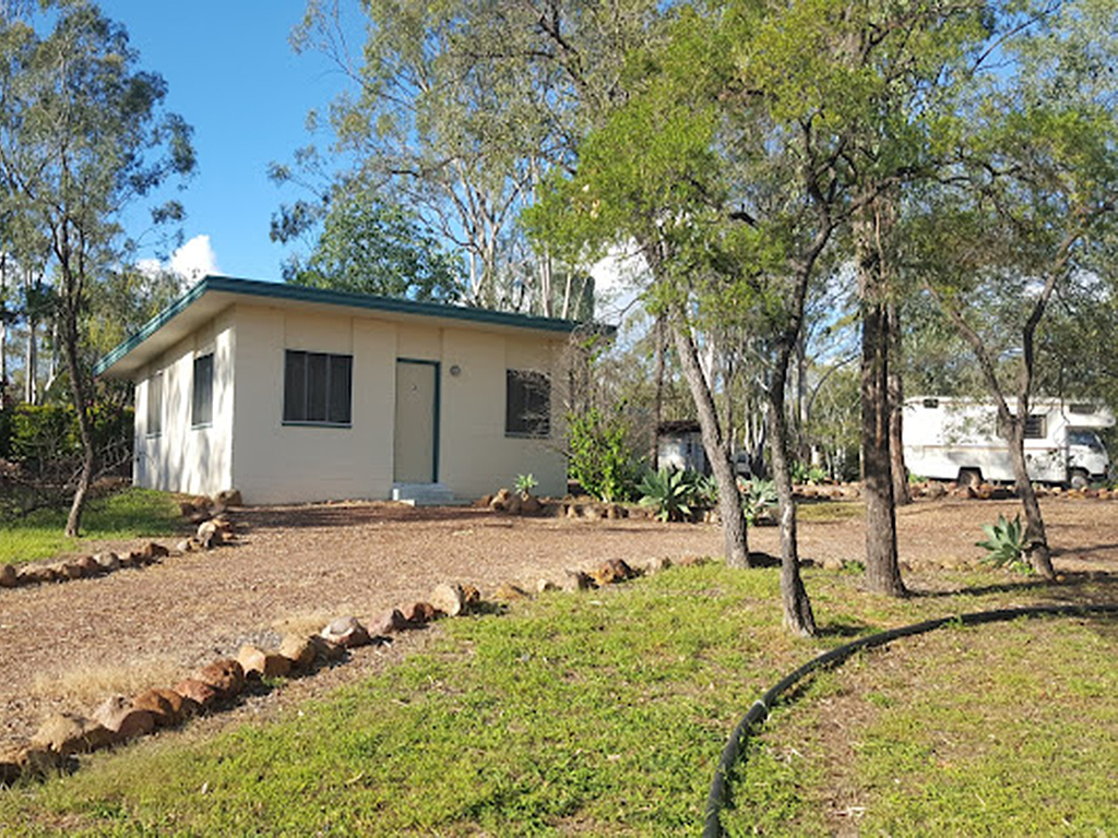 LIVE THE DREAM! GEMFIELDS CARAVAN PARK 1049CPF